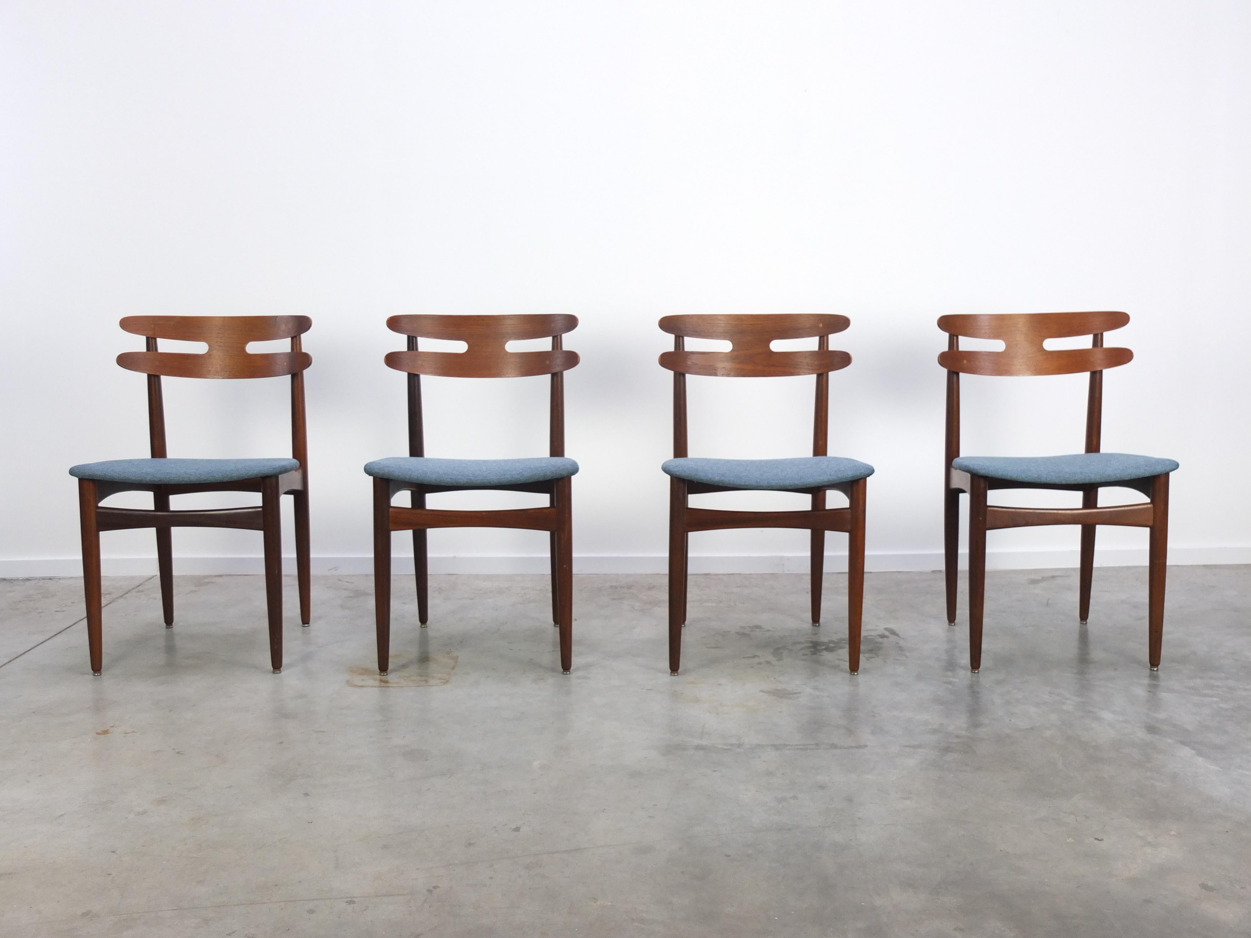 Beautiful set of 4 rare ‘Model 178’ dining chairs designed by Johannes Andersen for Bramin during the 1960s. Made of solid teak frames with very decorative sculptural backrests and visible brass joints. Reupholstered with a nice blue fabric so in