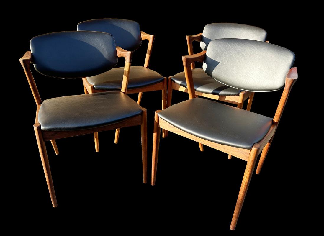 Ein sehr schönes Set von 4 klassischen The Modern Scandinavian Teak Model 42 Sesseln von Kai Kristiansen für Schou Andersen, mit frischen schwarzen Kunstledersitzen und -lehnen.
