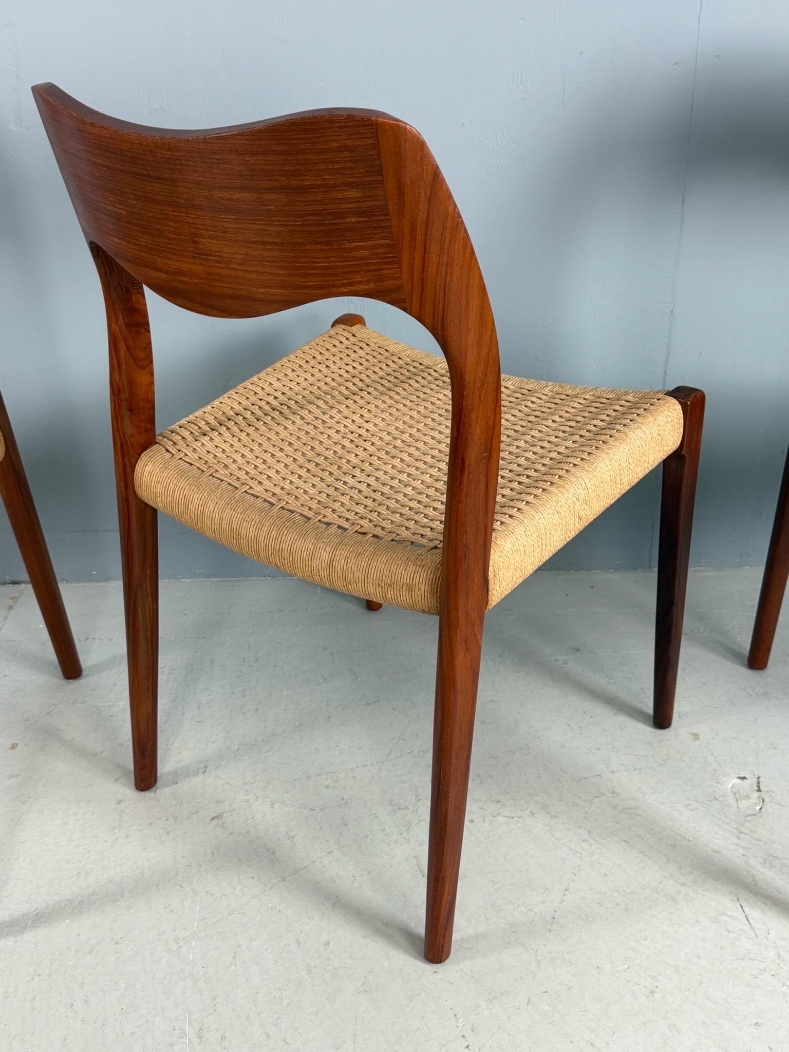 Ensemble de 4 chaises de salle à manger en teck danois de style moderne du milieu du siècle, par Niels Møller pour I.L.A. Moller. L'un des designs les plus organiques que vous puissiez voir.
Numéro de modèle - 71.
Une menuiserie parfaitement