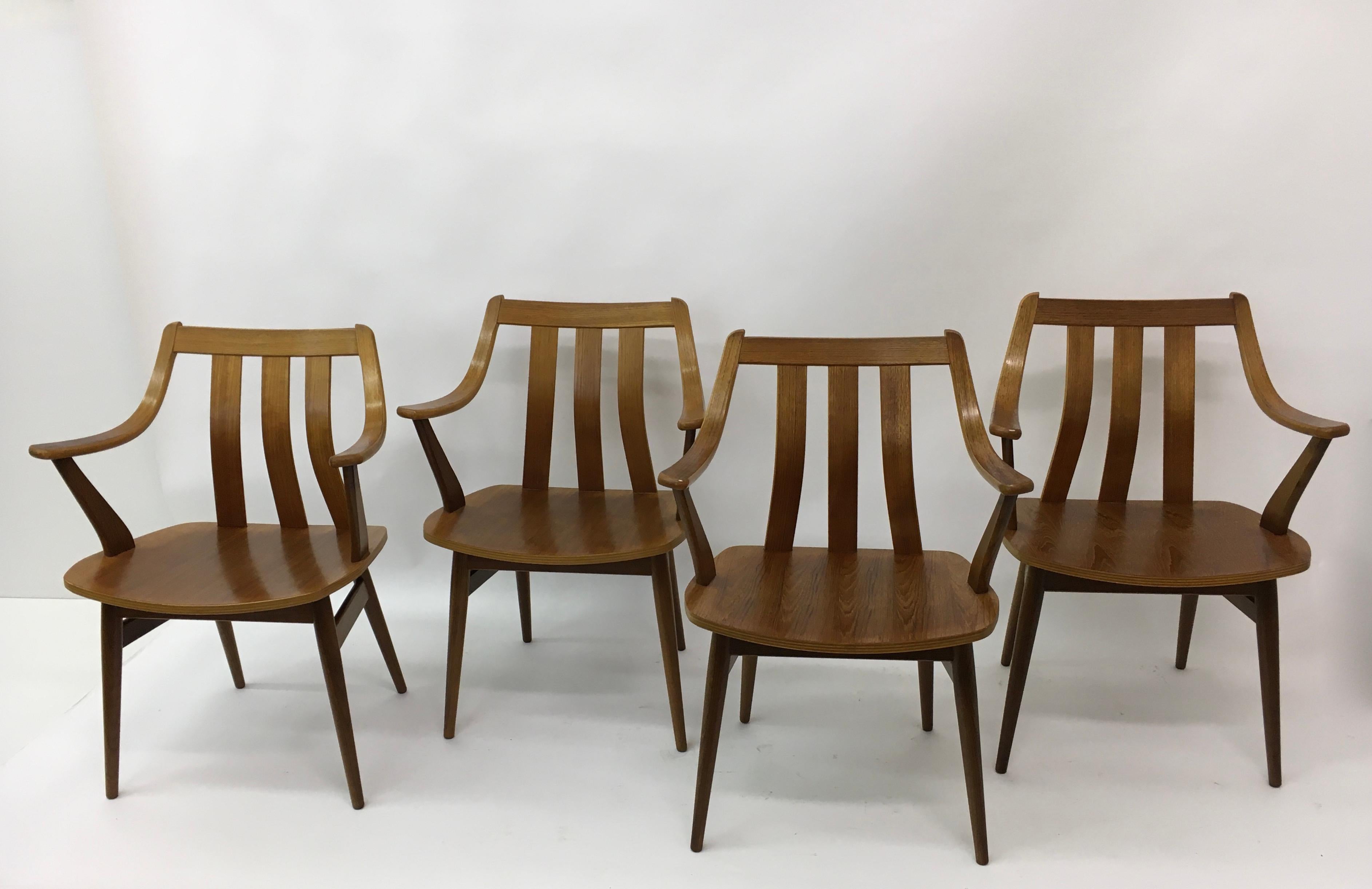 SET OF 4 TEAK PLYWOOD DINING CHAIRS ATTR. PASTOE, 1960’s

Dimensions: 60cm W , 47cm D, 44cm H seat, 67,5cm H armrest82cm H total
Designer: Unknown
Manufacturer: attributed PASTOE
Country: Dutch
Material: Teak solid and plywood
Design period: