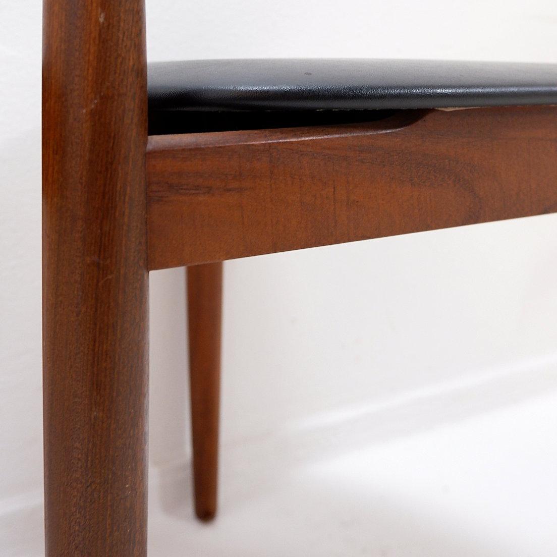 Satz von 4 Stühlen aus Teakholz 