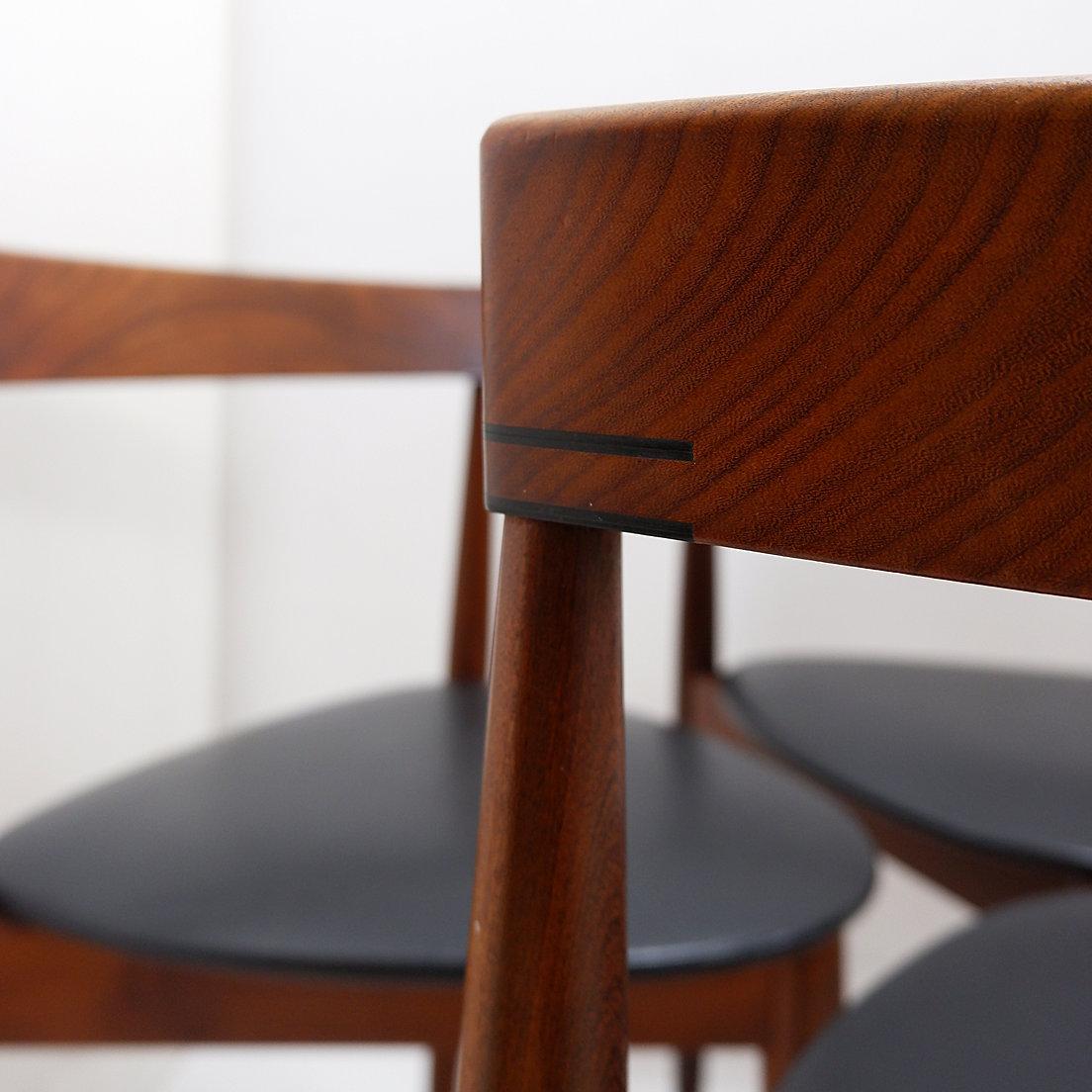 Skandinavisch Mid-Century - Stühle
Maße: 50x46cm  H:71,5cm  - SH: 42,5cm 
MATERIAL: Holz - Kunstleder
vier Esszimmerstühle aus Teakholz mit schwarzen Kunstledersitzen, Teil des Sets 