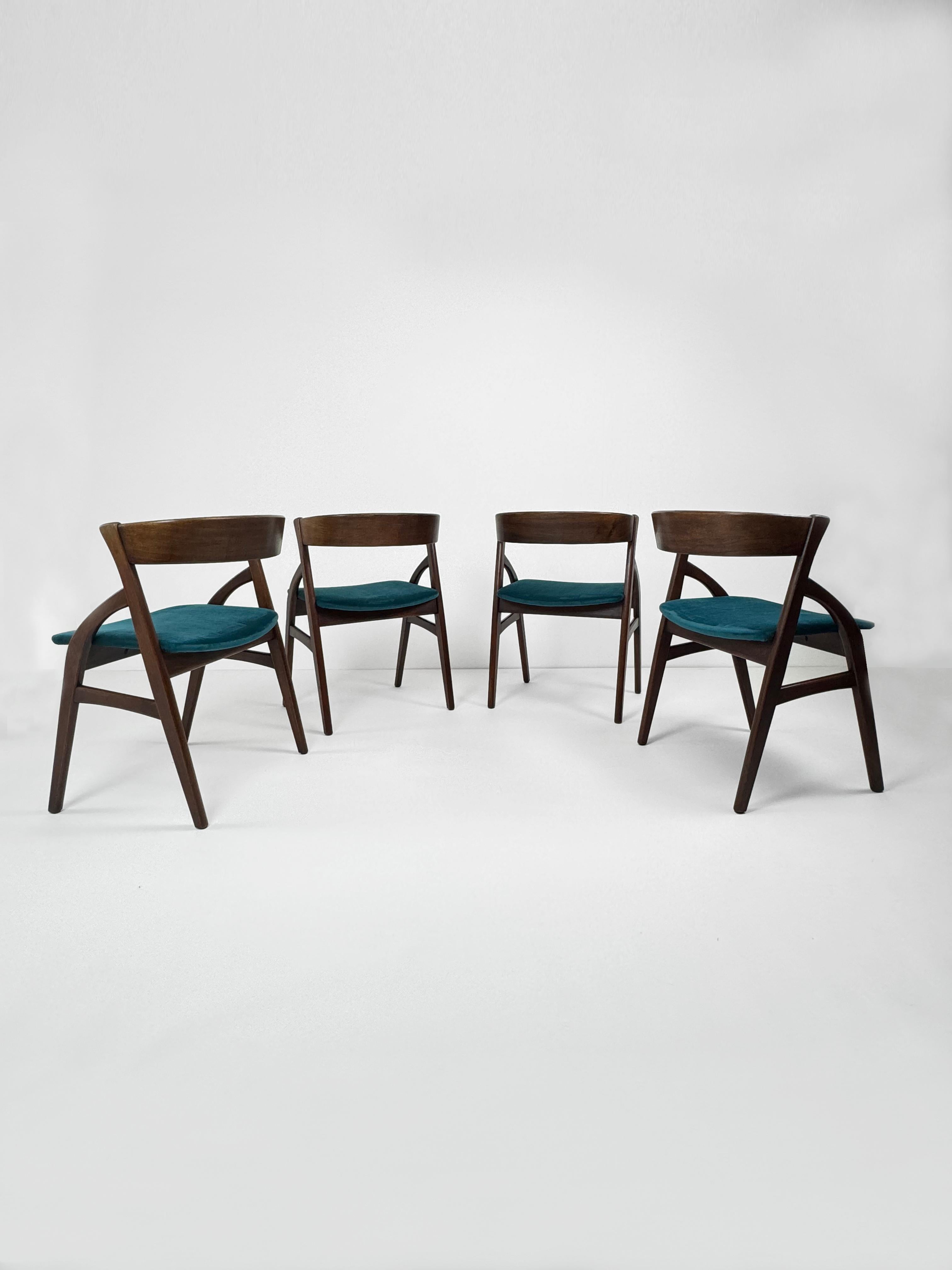 A touch of mid-century modern cool to your dining room with this set of 4 Teak and Velvet dining chairs by Dyrlund Model 141, Denmark 1960's. The sleek and sophisticated design features a solid teak frame with a rich, warm finish, and plush Teal