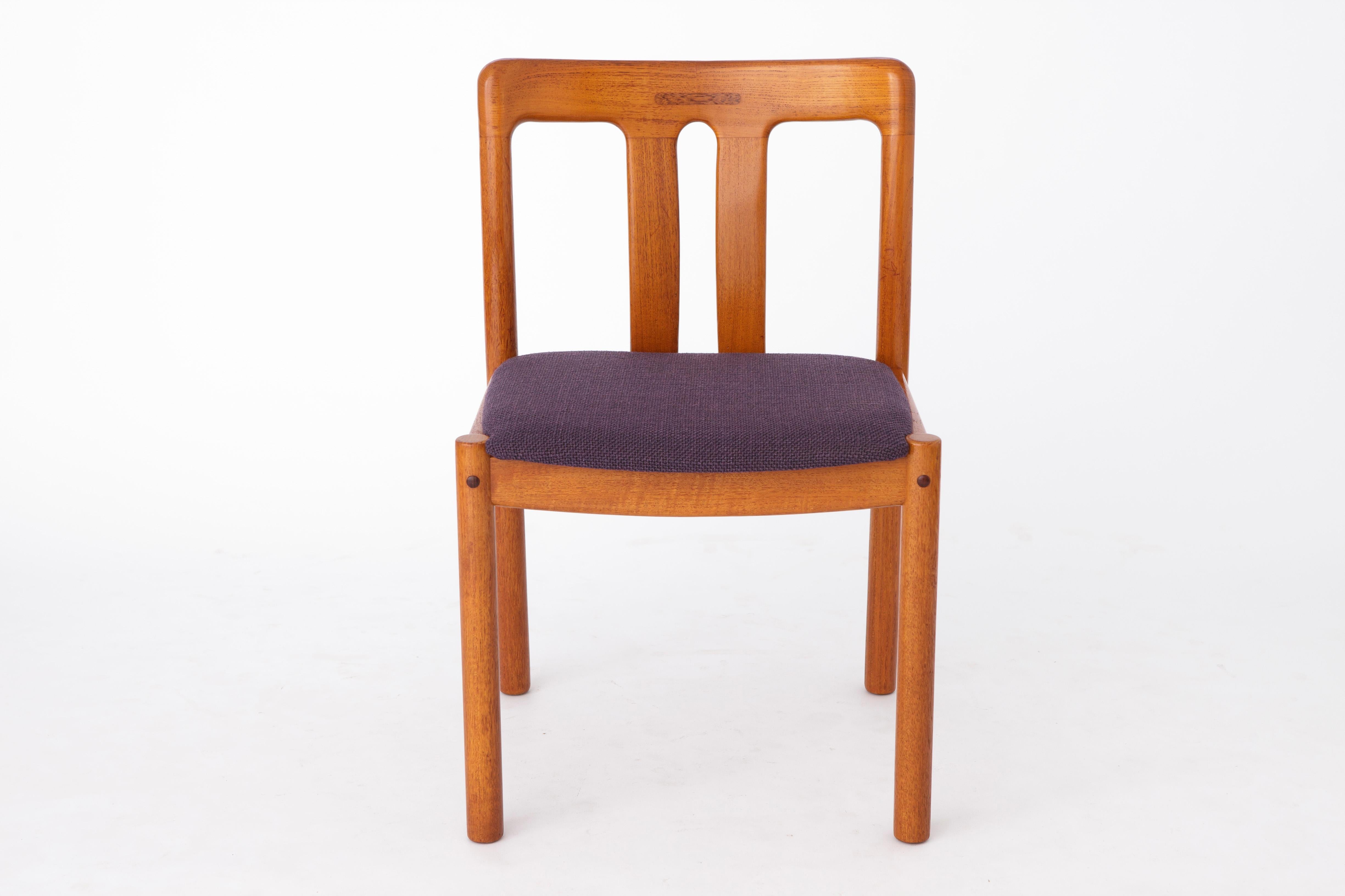 Une trouvaille rare. Bel ensemble de 4 chaises en teck massif du fabricant danois Uldum. 
Période de production : 1960s. 
Le prix affiché est celui d'un lot de 4. 

Cadres robustes en bois de teck. Remis à neuf et huilé. 
Incrustations de bois de