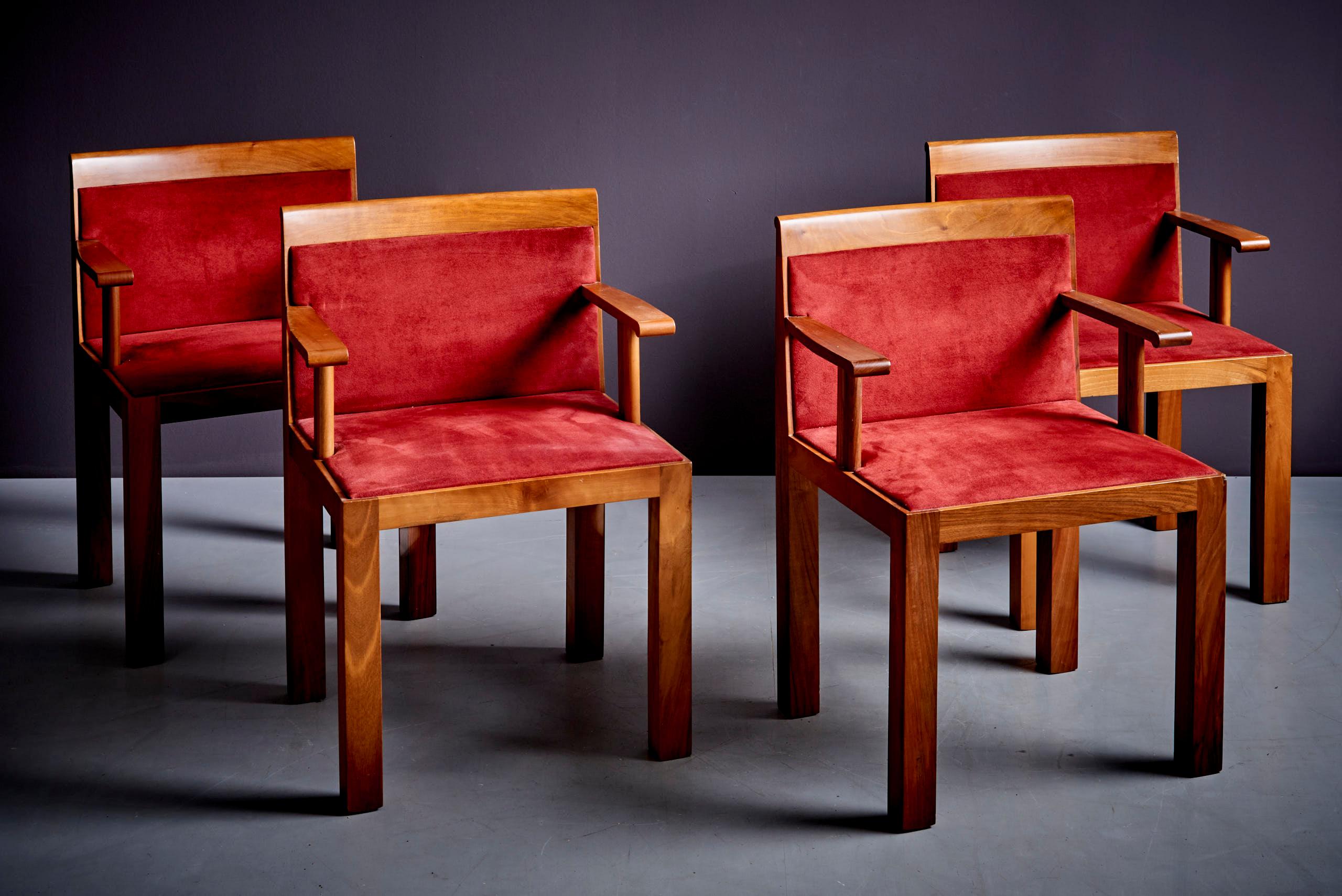 Un ensemble de quatre fauteuils Teatro d'Aldo Rossi pour Molteni, conçu en 1983, présente un design minimaliste et géométrique avec un rembourrage rouge et des cadres en noyer. Aldo Rossi (1931-1997) était un architecte et designer italien de renom,