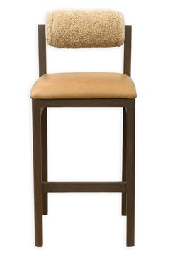 4er-Set „Thayer“-Barhocker von Maiden Home aus dunklem Eichenholz mit Sitzflächen aus Leder und Lammfell