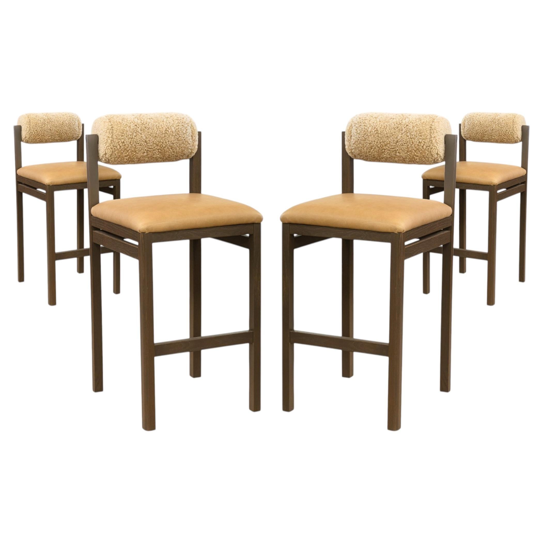 Set di 4 sgabelli Thayer di Maiden Home in legno di rovere scuro con sedute in pelle e shearling