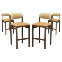 4er-Set „Thayer“-Barhocker von Maiden Home aus dunklem Eichenholz mit Sitzflächen aus Leder und Lammfell