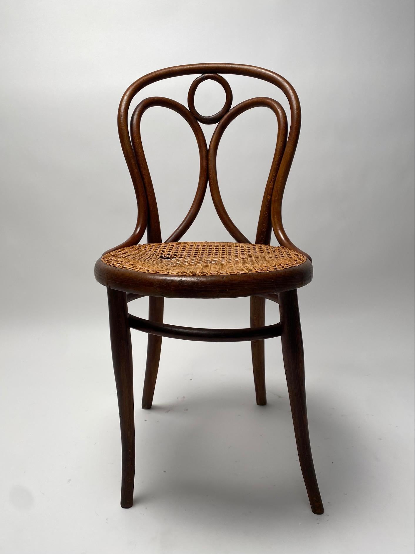 Satz von 4 Thonet Stühlen aus gebogener Buche, Österreich, Anfang 1900

Es ist ein klassisches, aber sehr elegantes Stuhlmodell, das mit der berühmten Technik des Biegens von Buche mit Wasserdampf hergestellt wird. Eine Ikone des Stils und der
