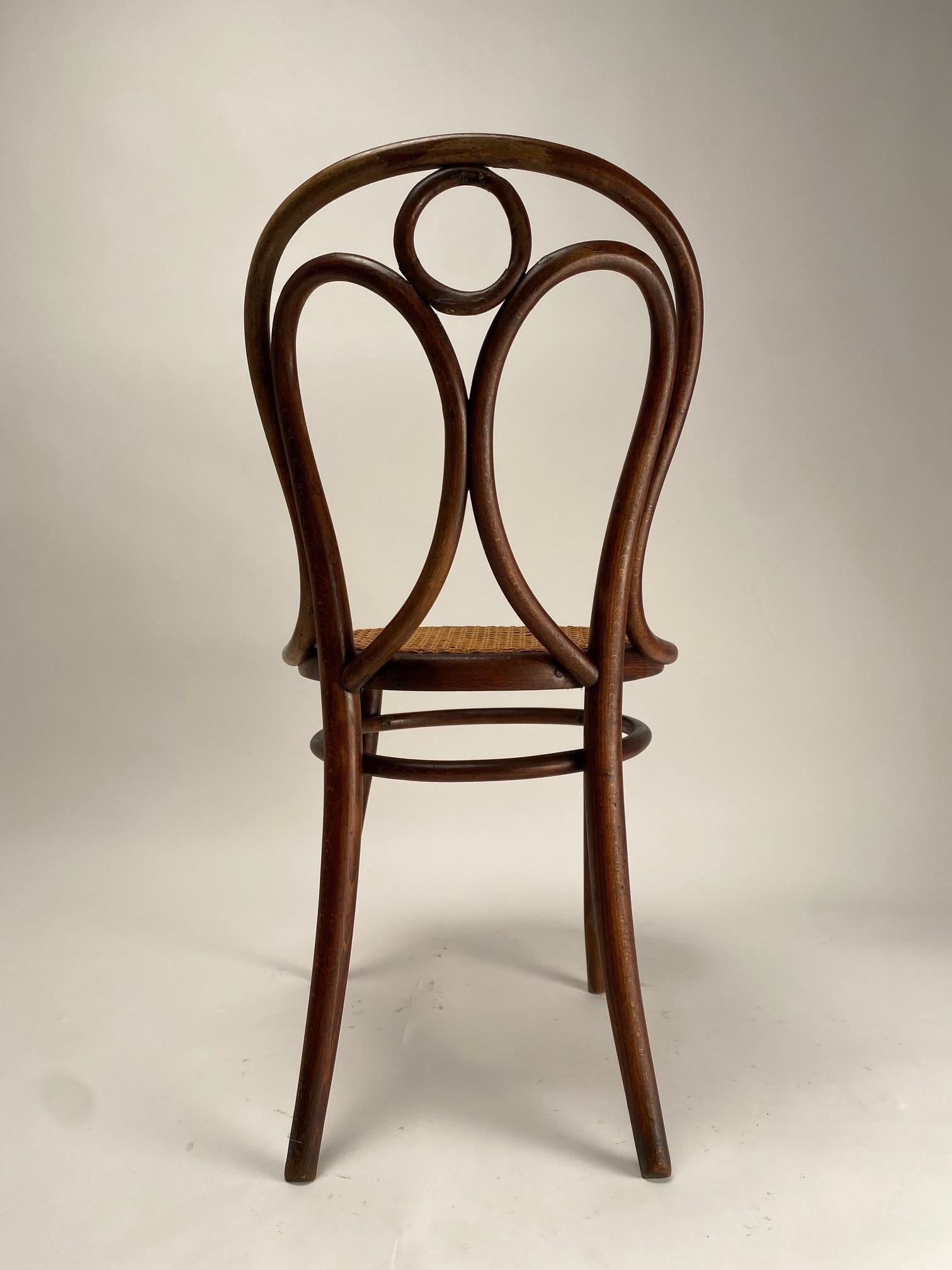 Ensemble de 4 chaises en hêtre courbé Thonet, Autriche, début des années 1900 Bon état - En vente à Argelato, BO