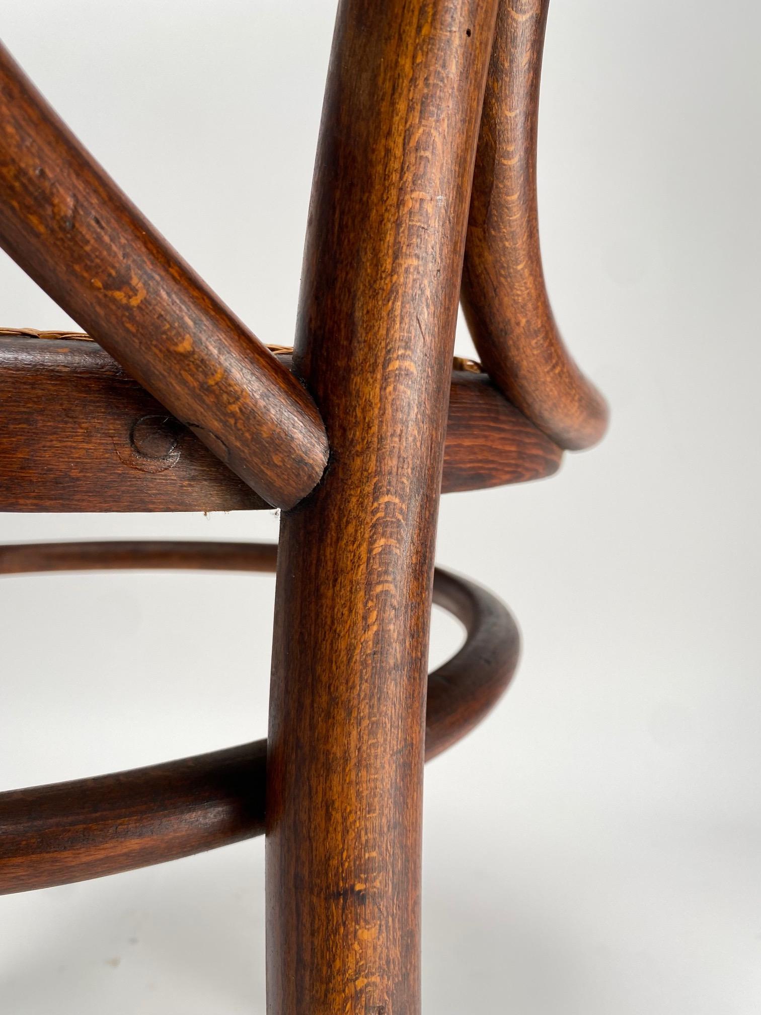 Début du 20ème siècle Ensemble de 4 chaises en hêtre courbé Thonet, Autriche, début des années 1900 en vente