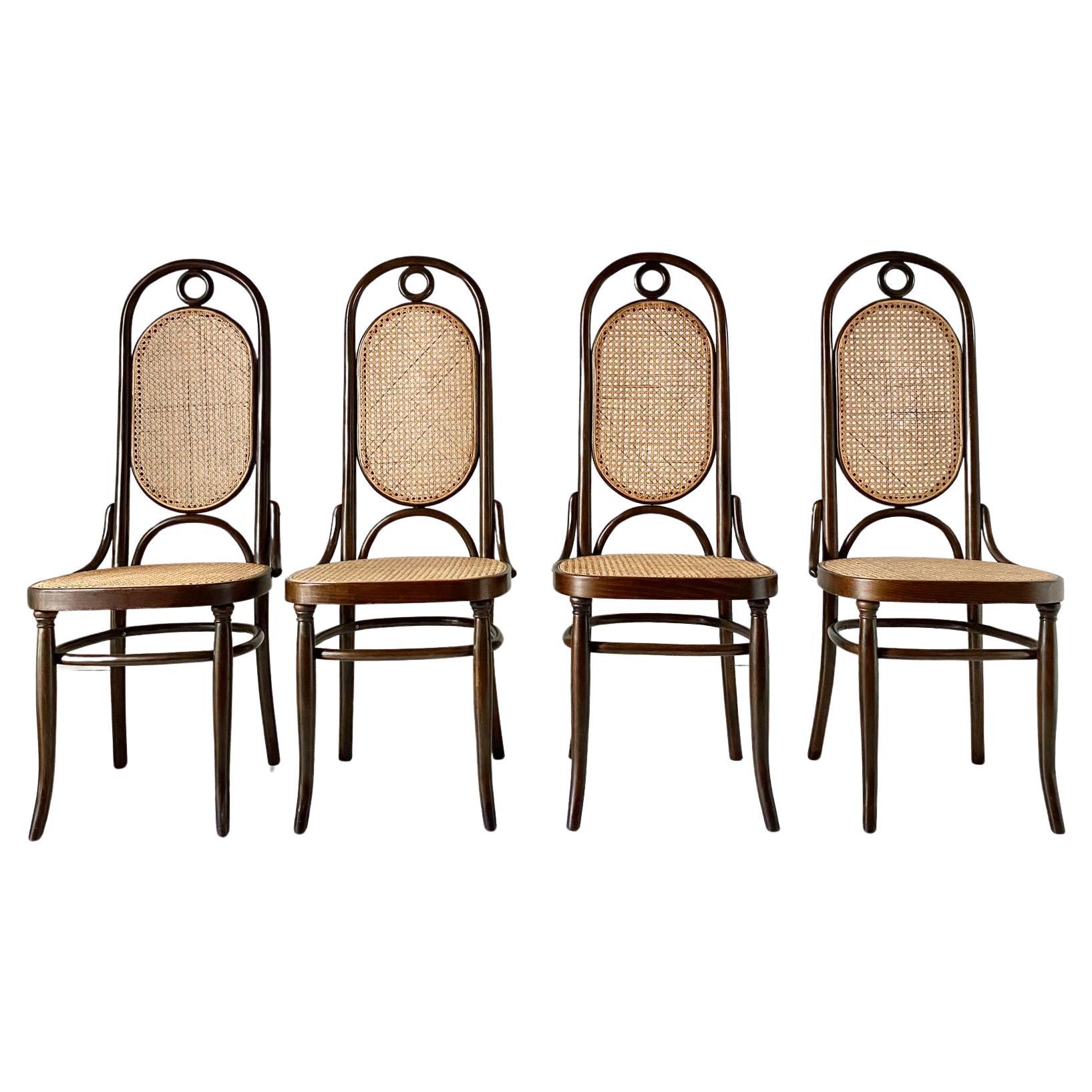 Set of 4 Thonet dining chairs model 17

This exceptional set of four bentwood beech chairs, produced by the renowned manufacturer Thonet, features the iconic Model 17, more commonly known as 