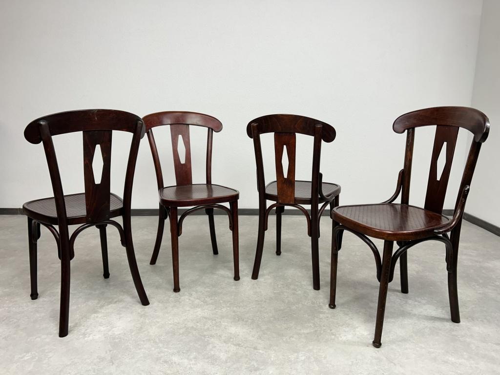Satz von 4 Thonet Esszimmerstühlen Nr.164. Professionell gebeizt und neu poliert.