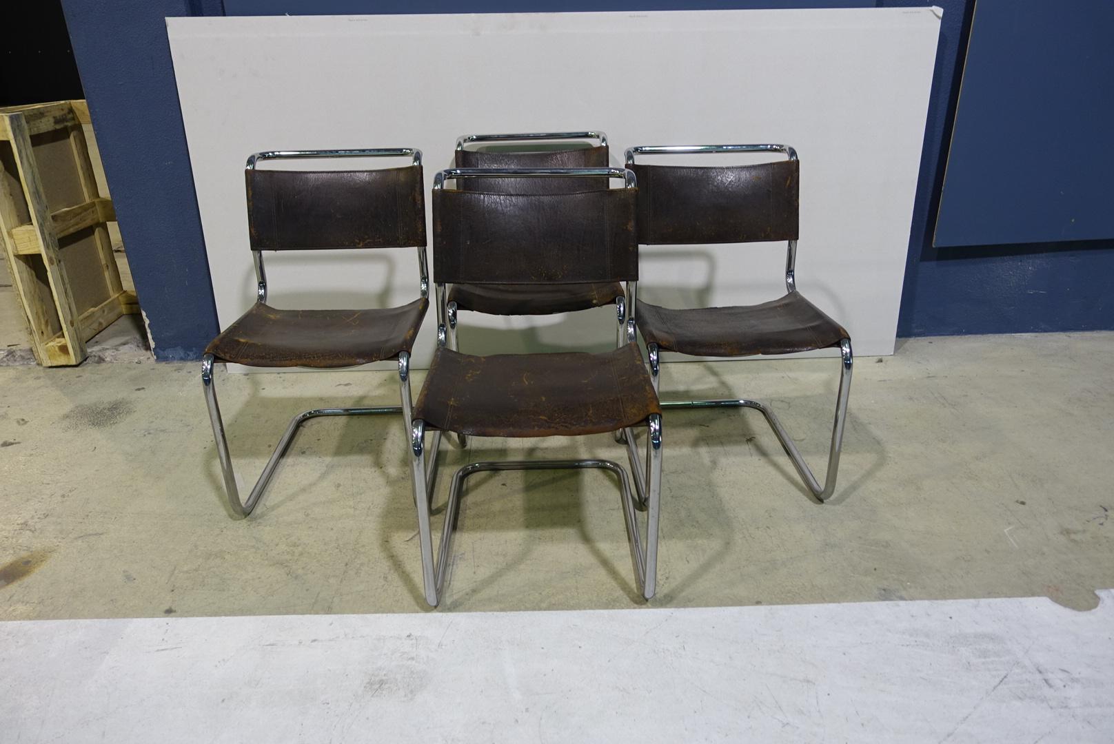 These chairs are the first cantilever chairs in furniture history. They were used for the first time in 1927 in the Weissenhof-Siedlung in Stuttgart. Starting in 1925, Mart Stam experimented with gas pipes that he connected with flanges and
