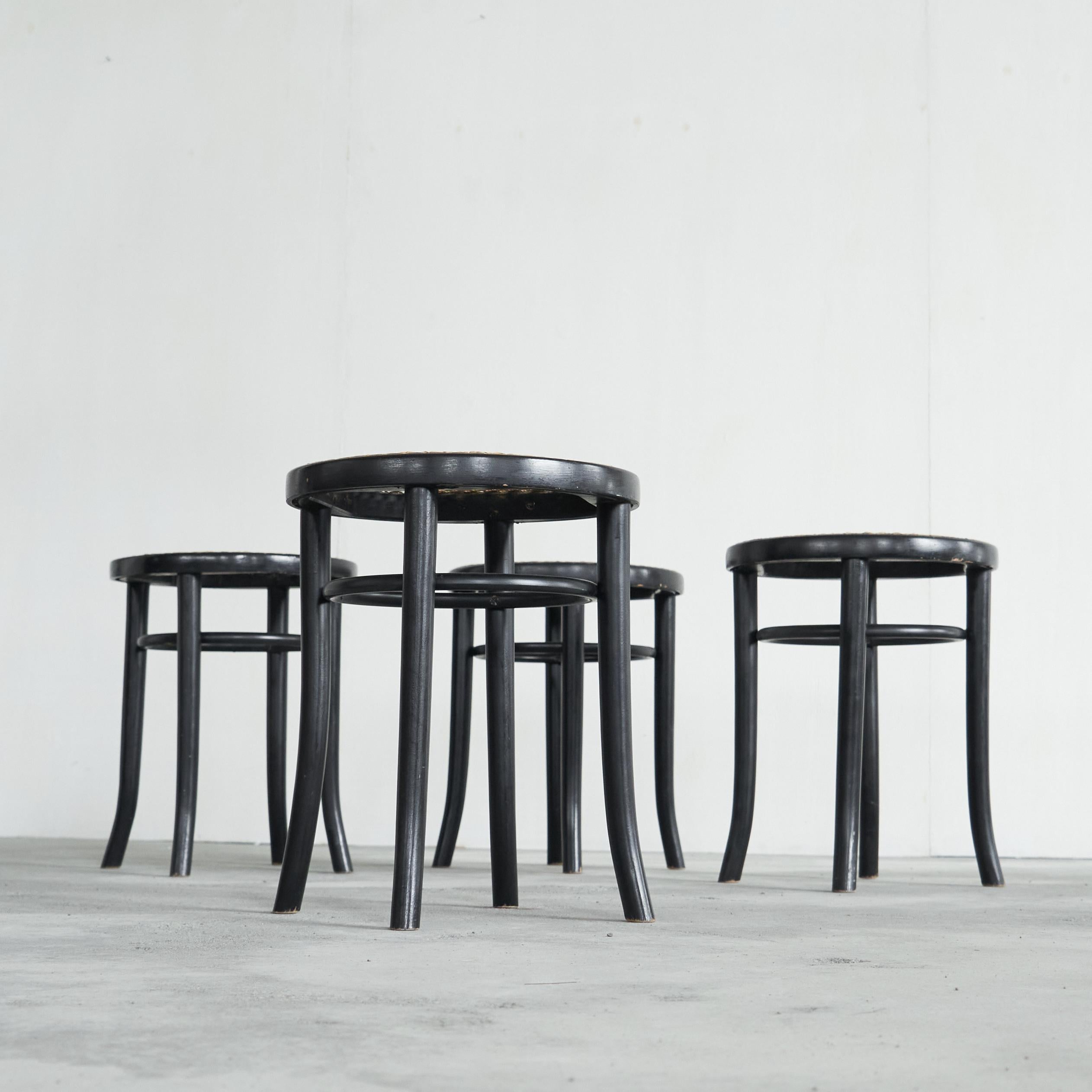 Ensemble de 4 tabourets de style Thonet en bois laqué et sangles des années 1970 en vente 3