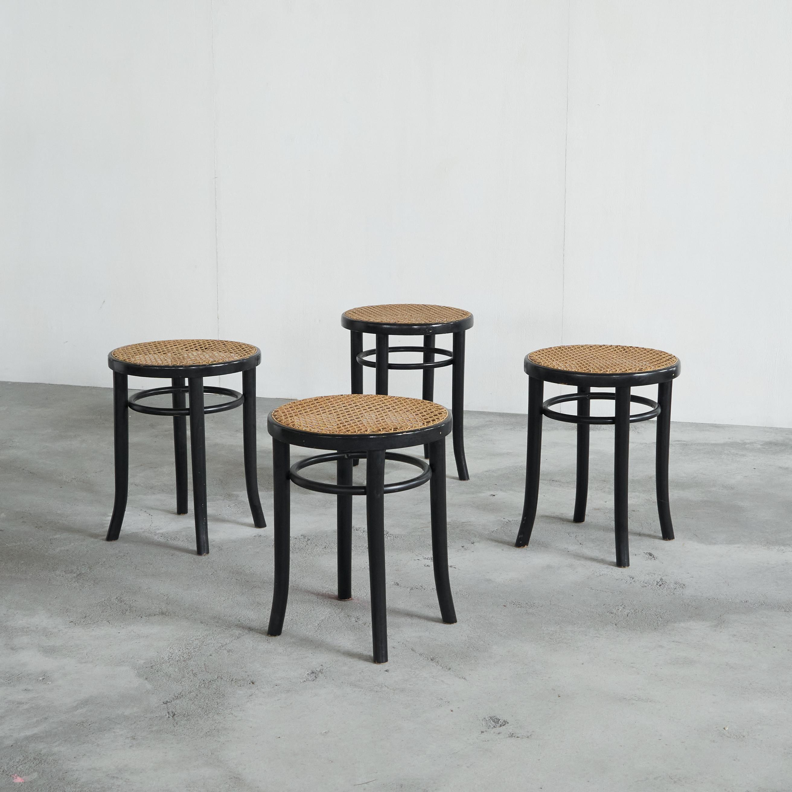 Mid-Century Modern Ensemble de 4 tabourets de style Thonet en bois laqué et sangles des années 1970 en vente