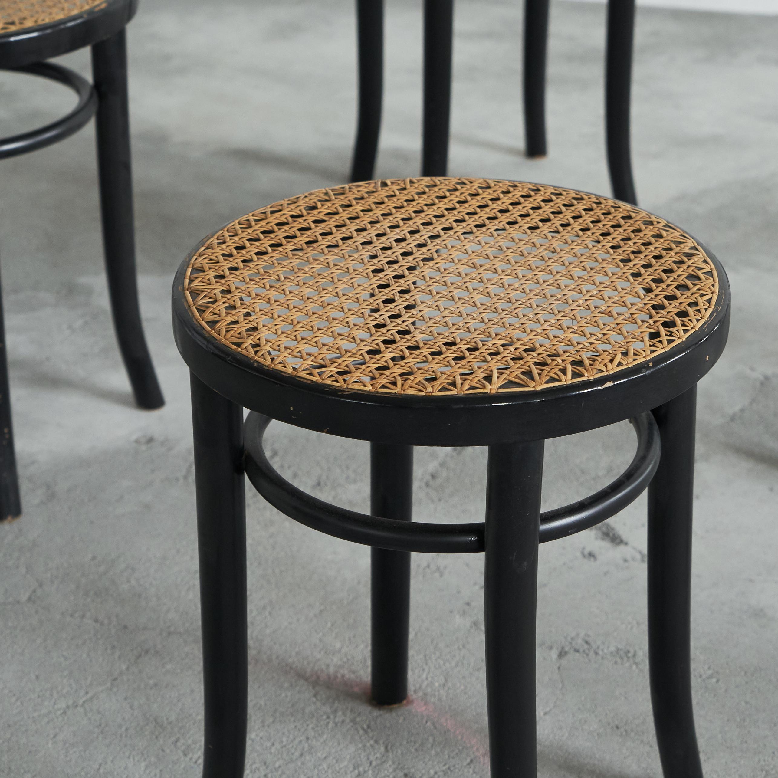 Européen Ensemble de 4 tabourets de style Thonet en bois laqué et sangles des années 1970 en vente