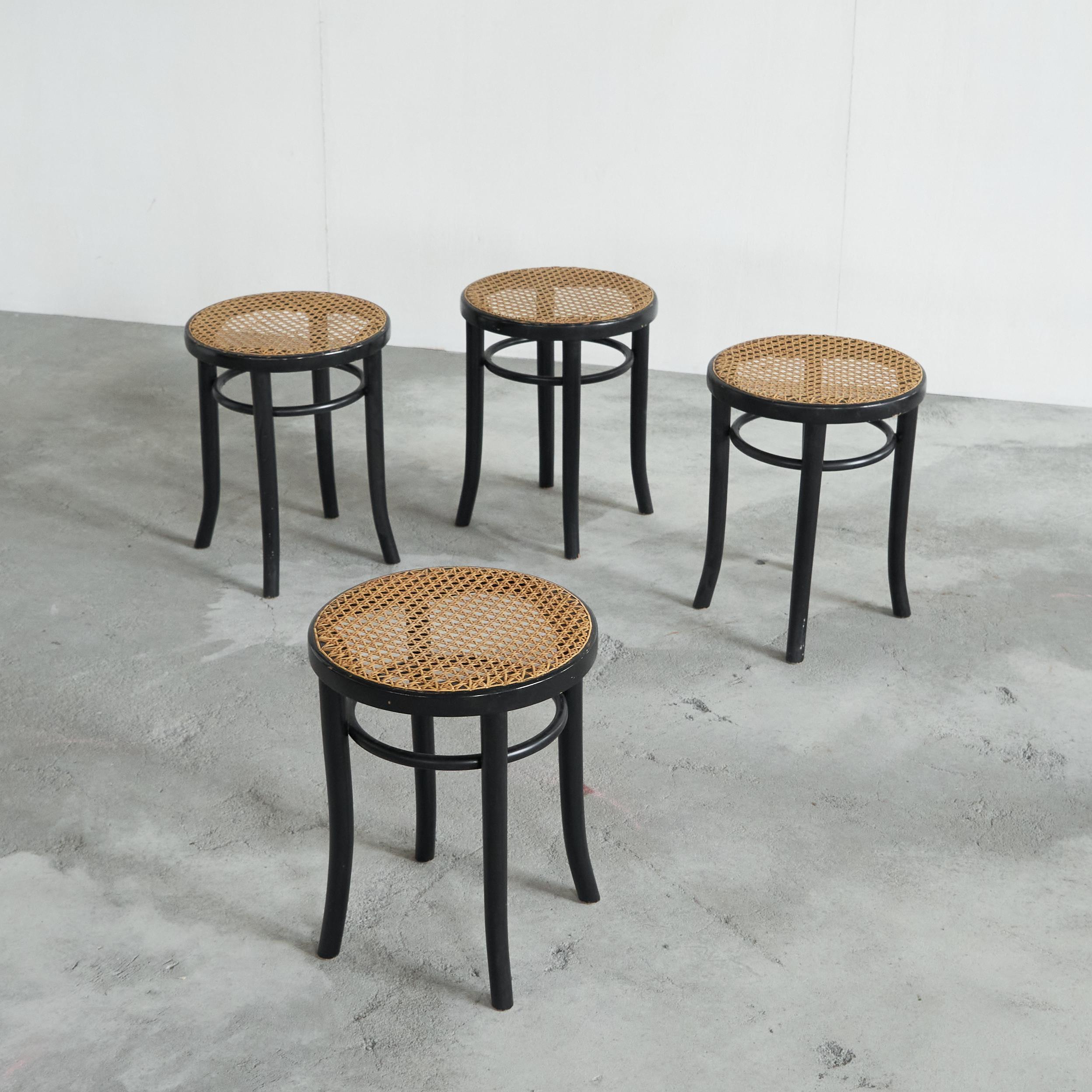 Bois Ensemble de 4 tabourets de style Thonet en bois laqué et sangles des années 1970 en vente