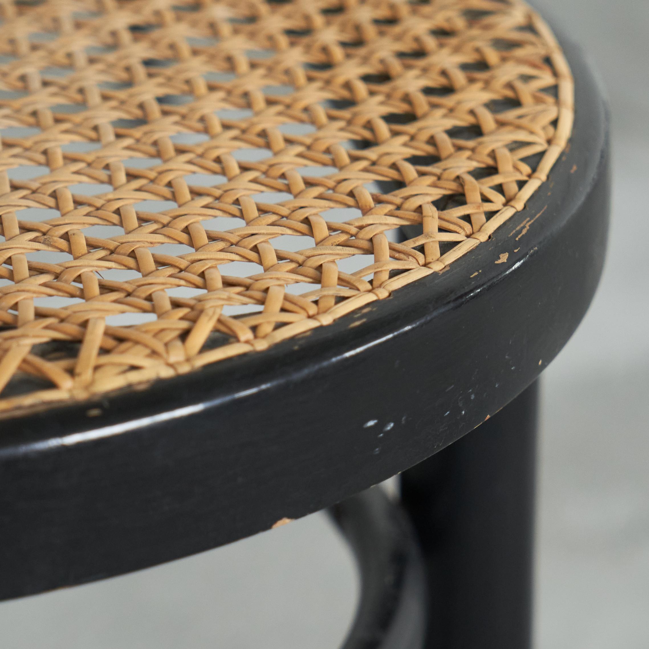 Ensemble de 4 tabourets de style Thonet en bois laqué et sangles des années 1970 en vente 1