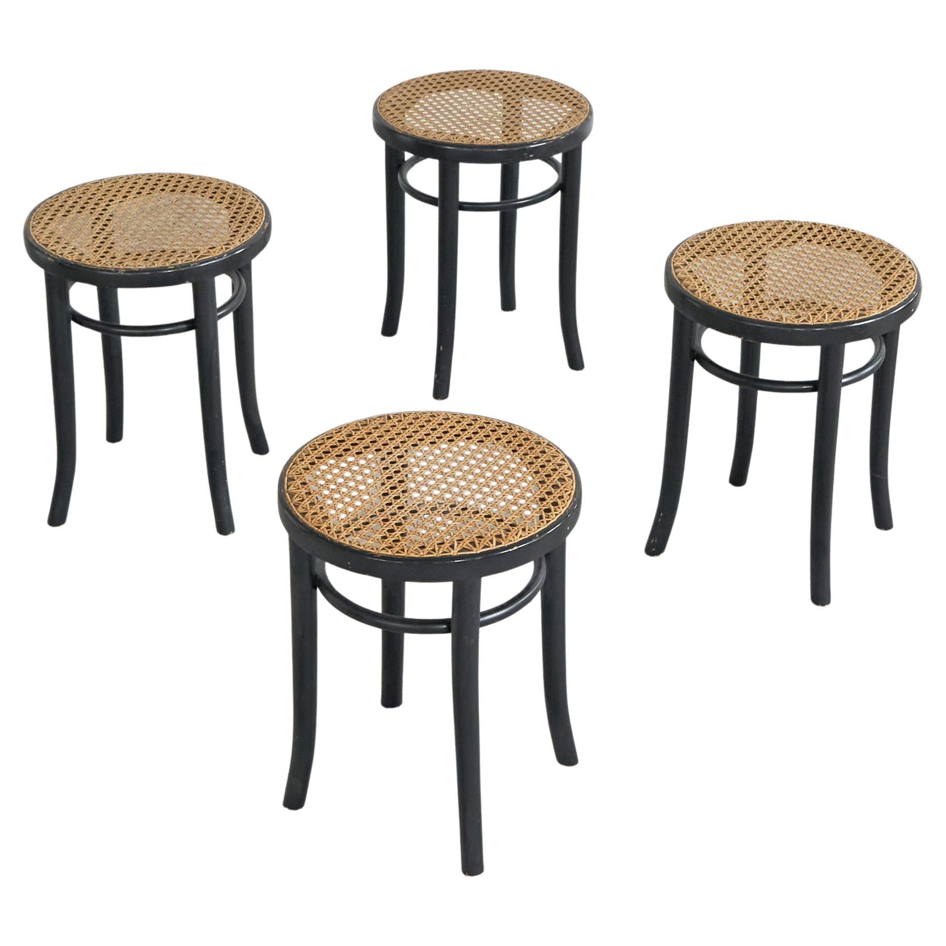 Satz von 4 Hockern im Thonet-Stil aus lackiertem Holz und Webbing, 1970er Jahre