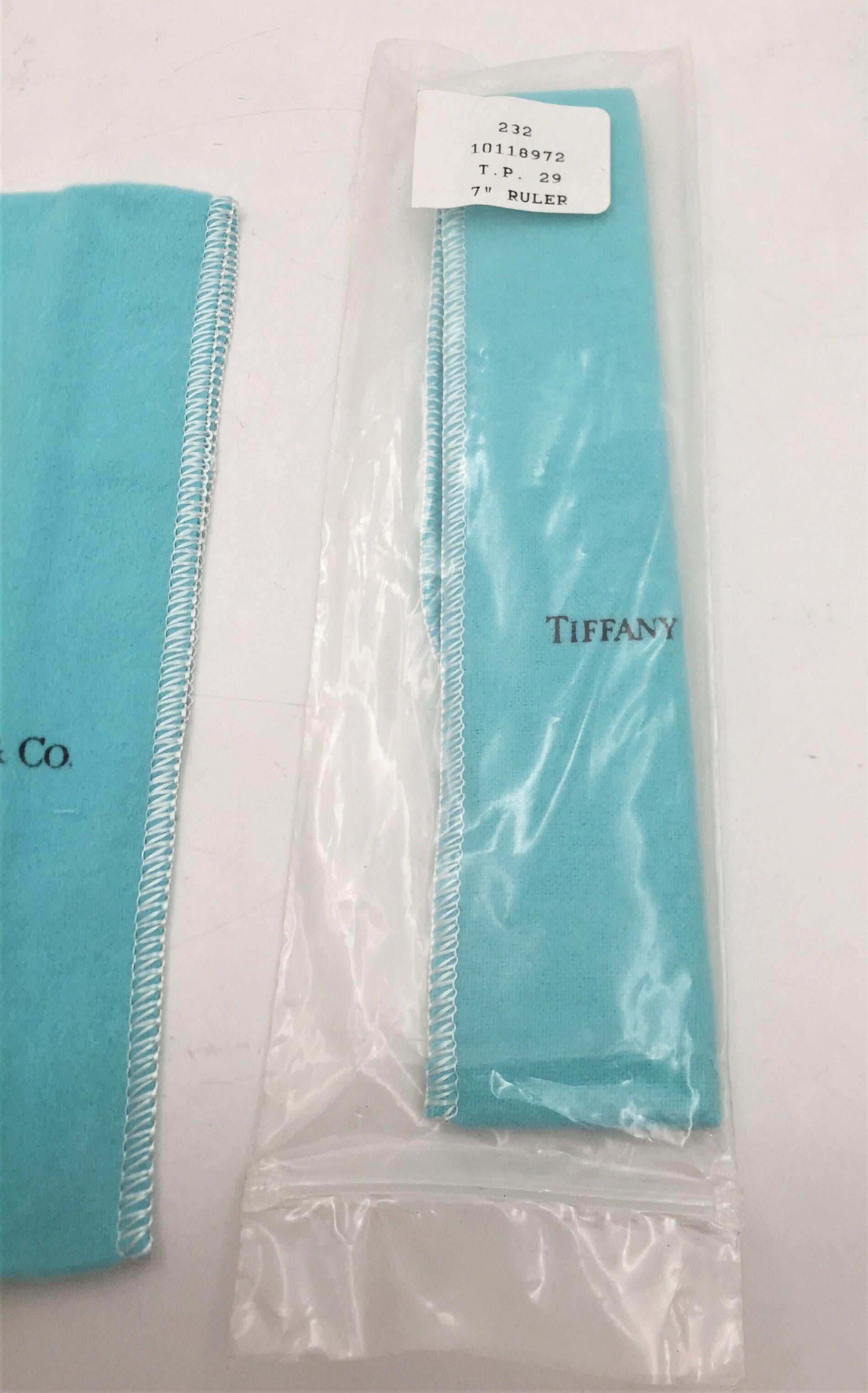 Conjunto de 4 piezas Tiffany & Co. Reglas de plata en bolsas originales Chapado en plata en venta