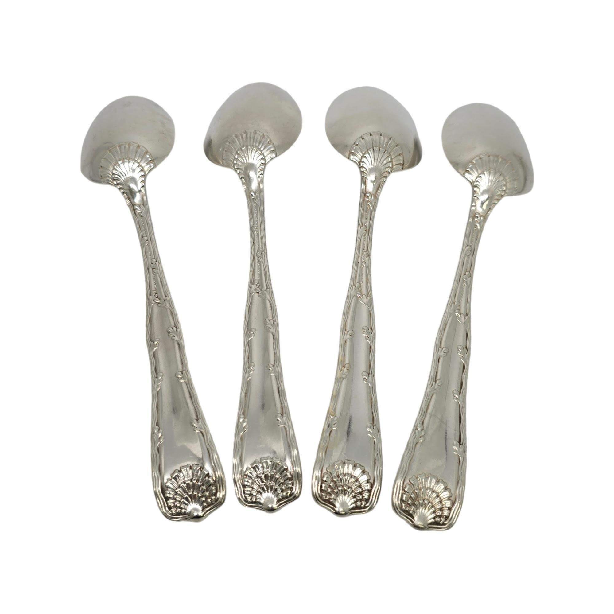 Set di 4 cucchiai in argento di Tiffany & Co. con motivo Wave Edge e monogramma multiplo.

I monogrammi sembrano essere LD su 2 cucchiai, MSL su 1 cucchiaio, JWT su 1 cucchiaio.

Il motivo Wave Edge è un motivo marino disegnato da Charles T.