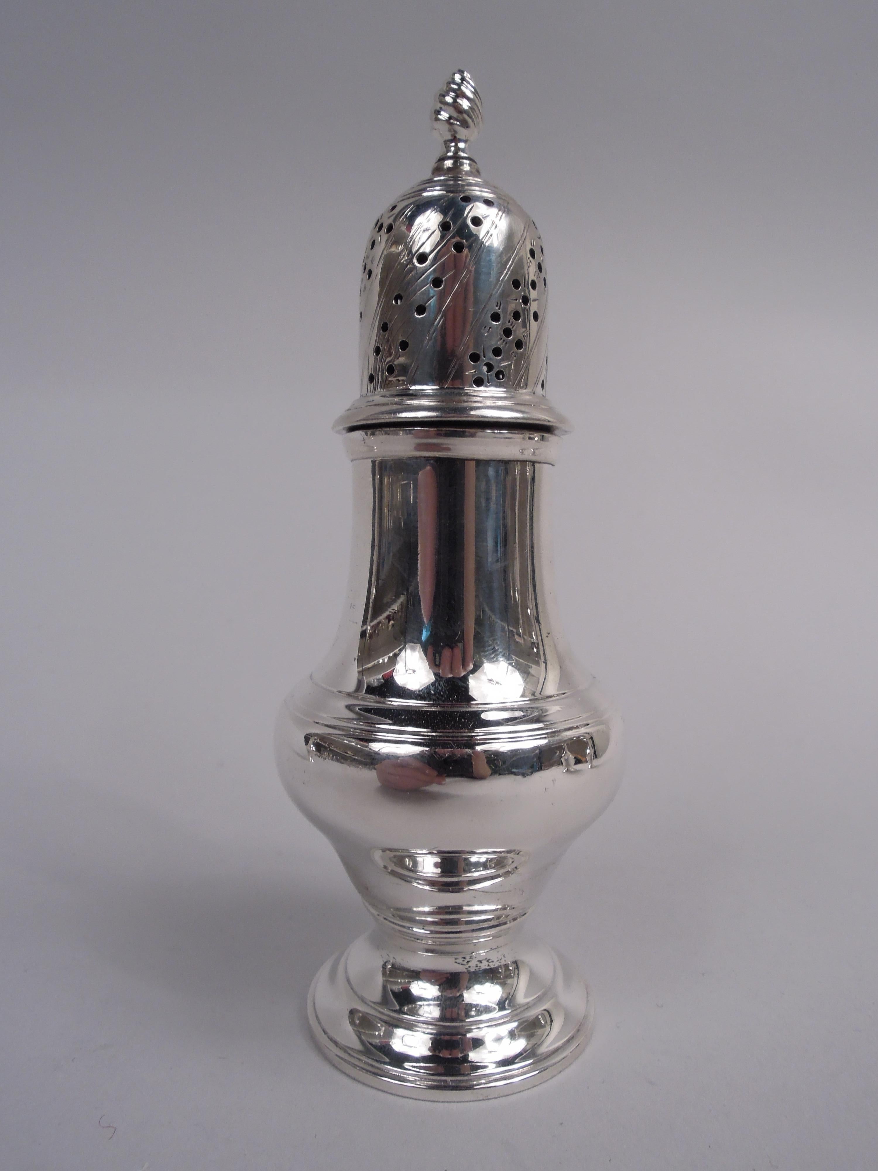 Ensemble de 4 poivrières en argent sterling de style classique géorgien. Fabriqué par Tiffany & Co. à New York. Chaque : Coupe en forme de balustre sur un pied surélevé. Couvercle bombé et étagé avec un fleuron torsadé ; cannelures torsadées gravées