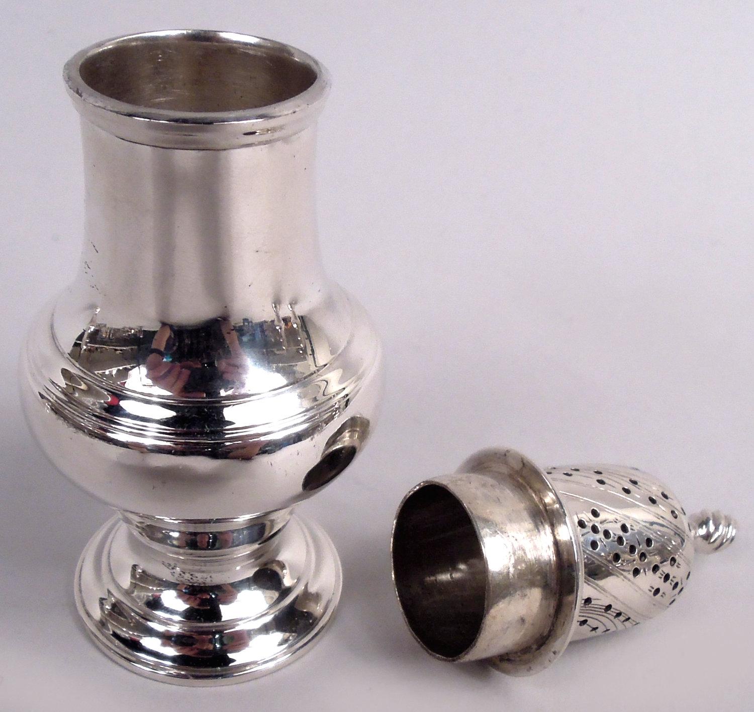 Georgien Ensemble de 4 gobelets à poivre Tiffany Georgian Classical Sterling Silver Shakers en vente