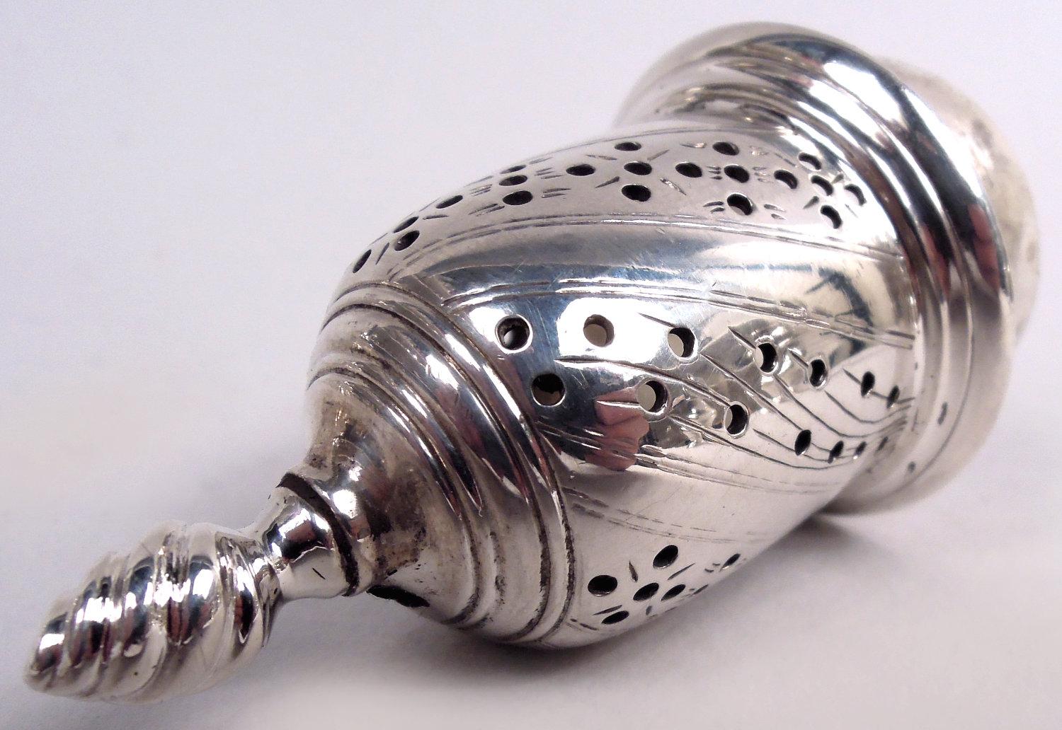 Britannique Ensemble de 4 gobelets à poivre Tiffany Georgian Classical Sterling Silver Shakers en vente