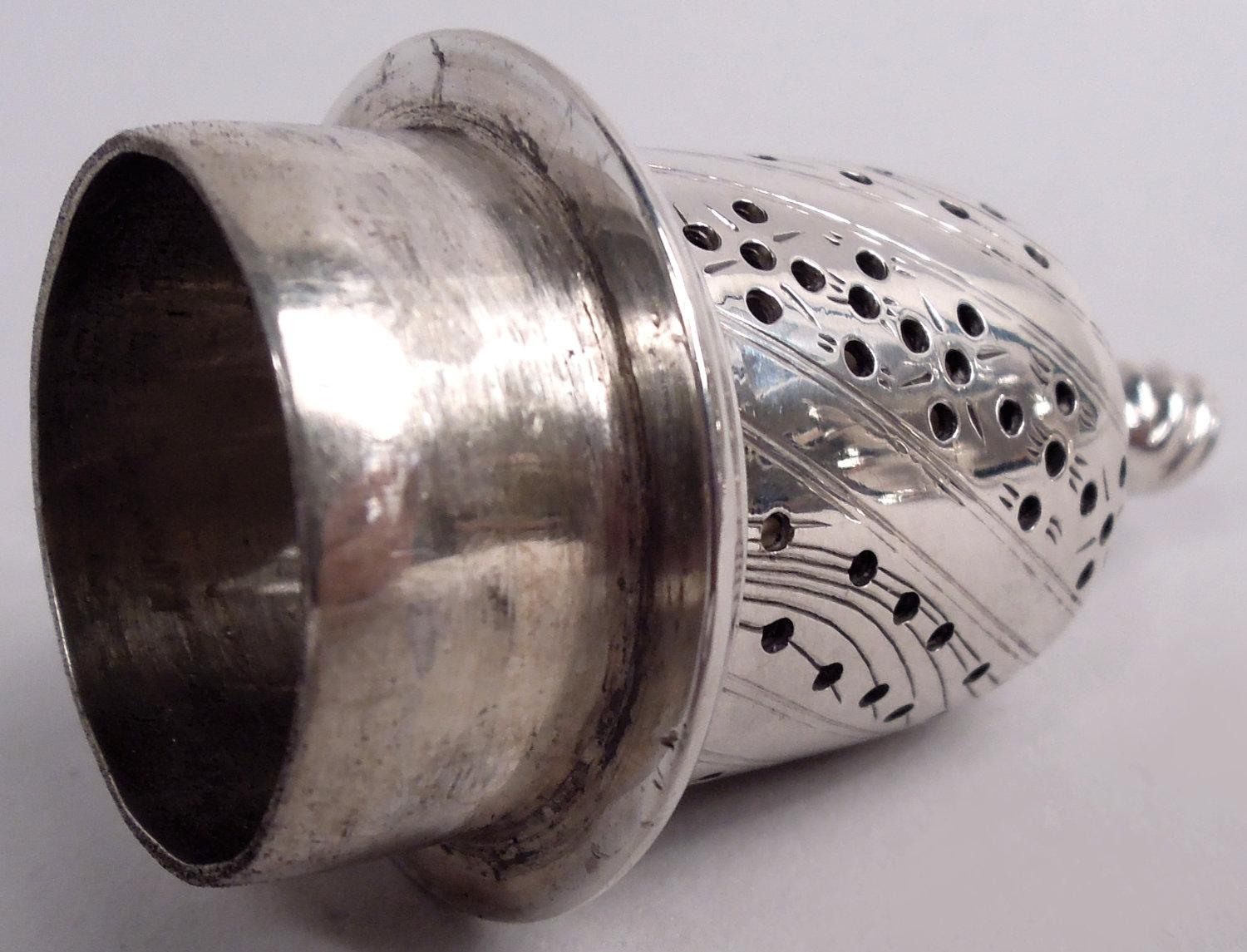 Ensemble de 4 gobelets à poivre Tiffany Georgian Classical Sterling Silver Shakers Bon état - En vente à New York, NY