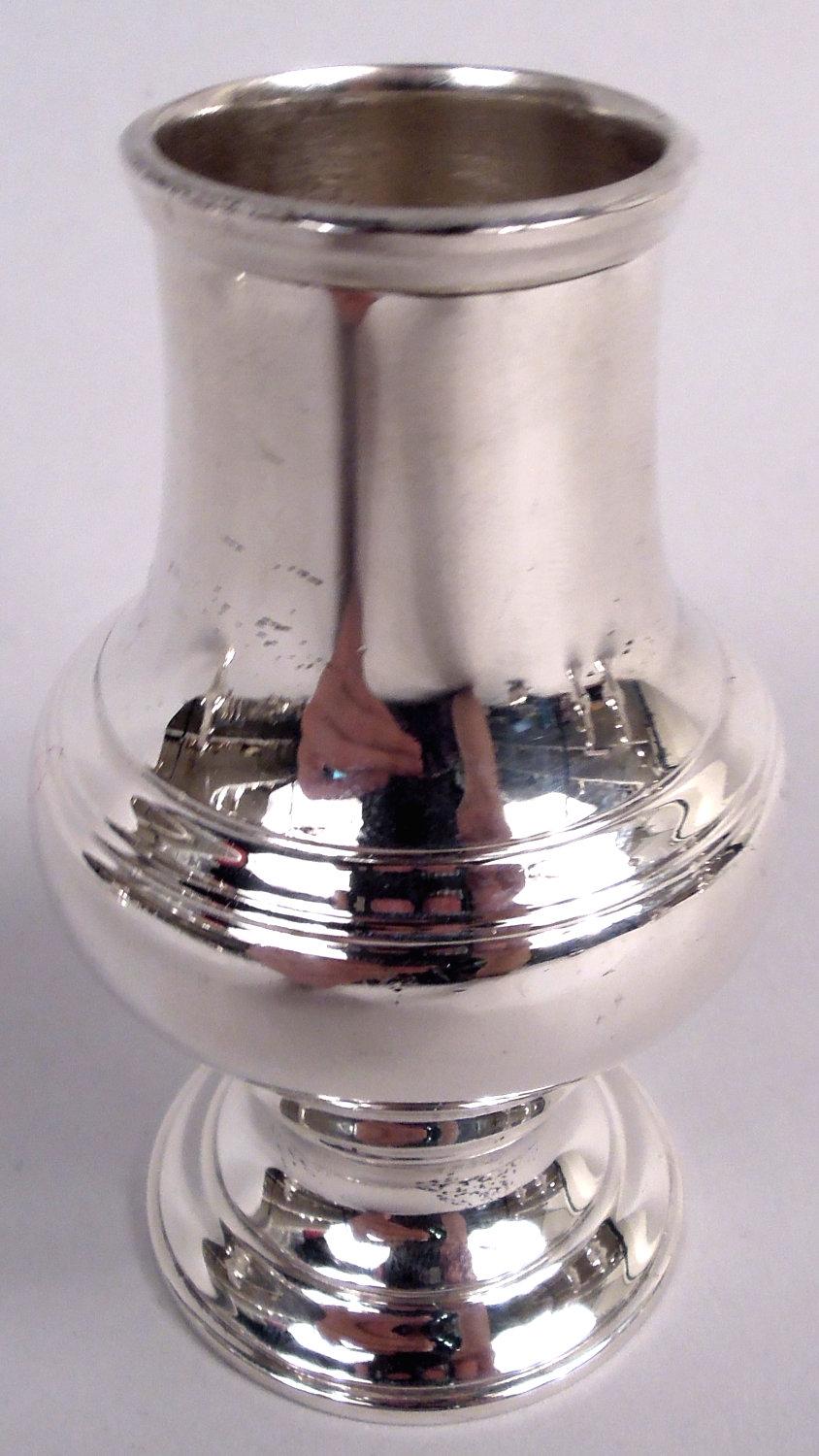 20ième siècle Ensemble de 4 gobelets à poivre Tiffany Georgian Classical Sterling Silver Shakers en vente