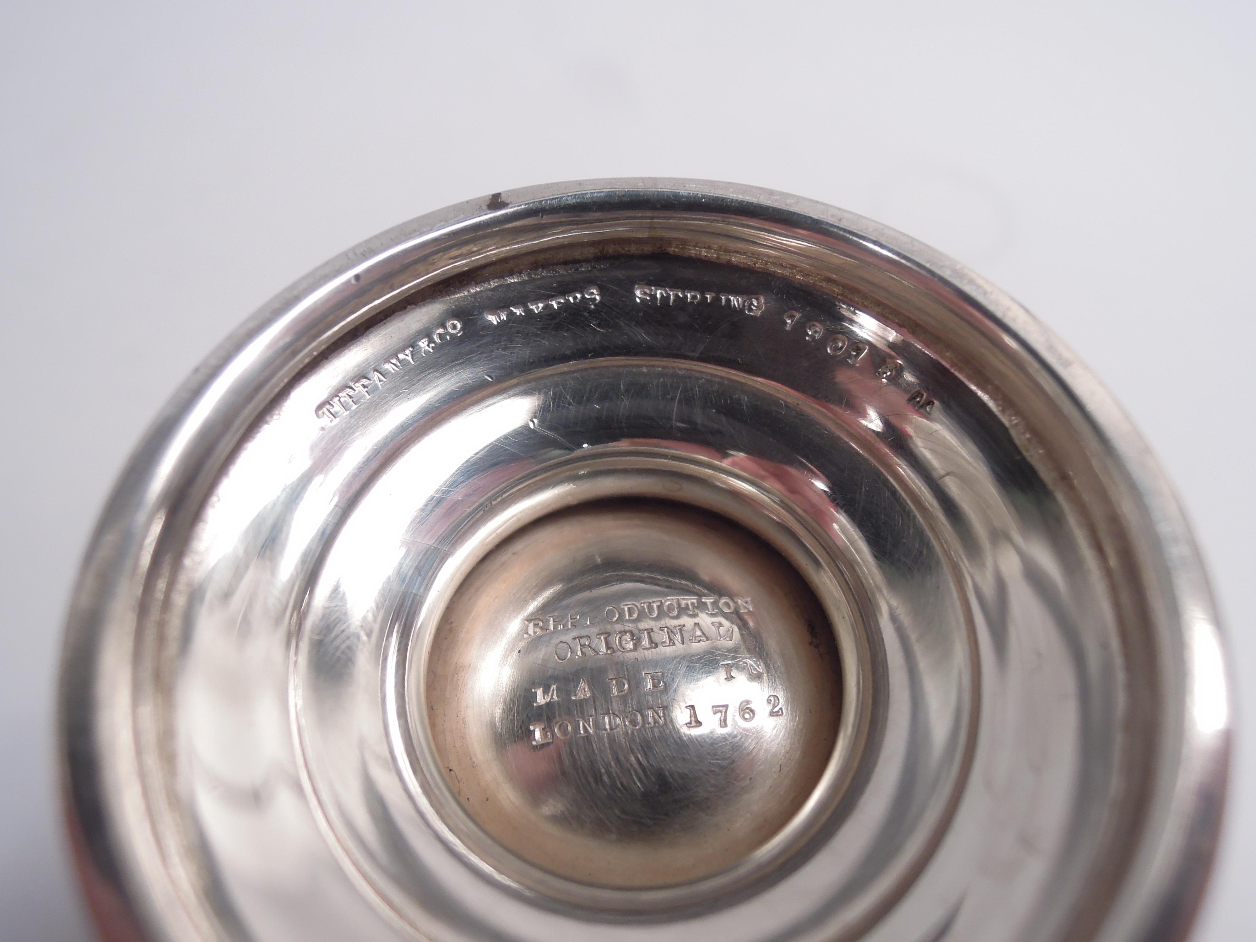 Ensemble de 4 gobelets à poivre Tiffany Georgian Classical Sterling Silver Shakers en vente 1