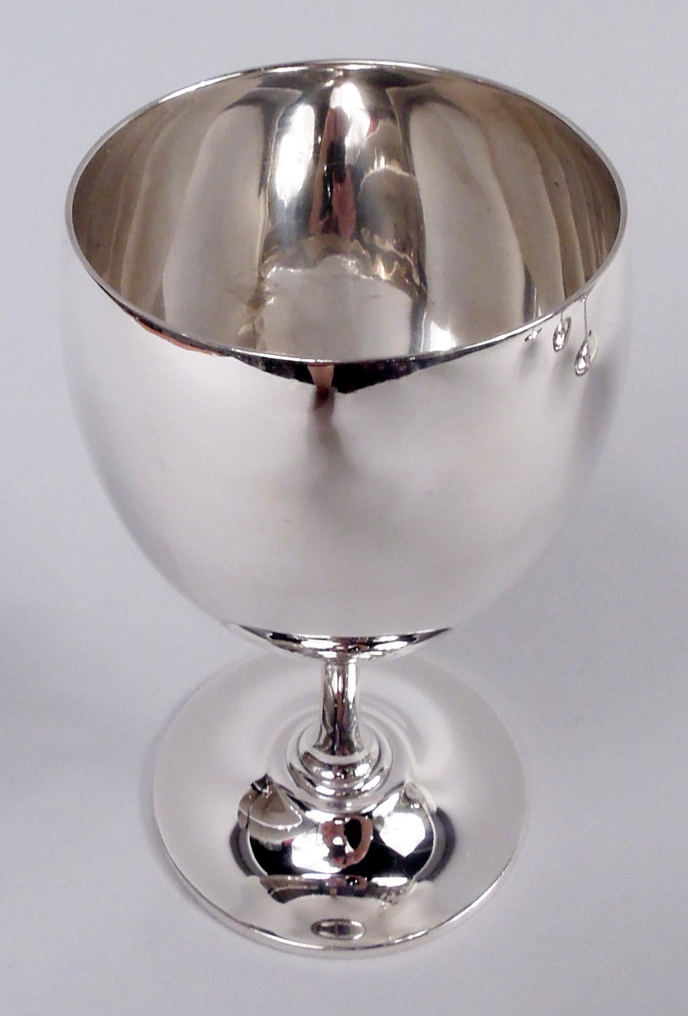 Juego de 4 copas georgianas de plata de ley. Fabricado por Tiffany & Co. en Nueva York, hacia 1920. Cuenco ovoide profundo sobre soporte cilíndrico recto y esbelto, a su vez, montado sobre pie elevado y redondo. Proporciones cómodas con una buena