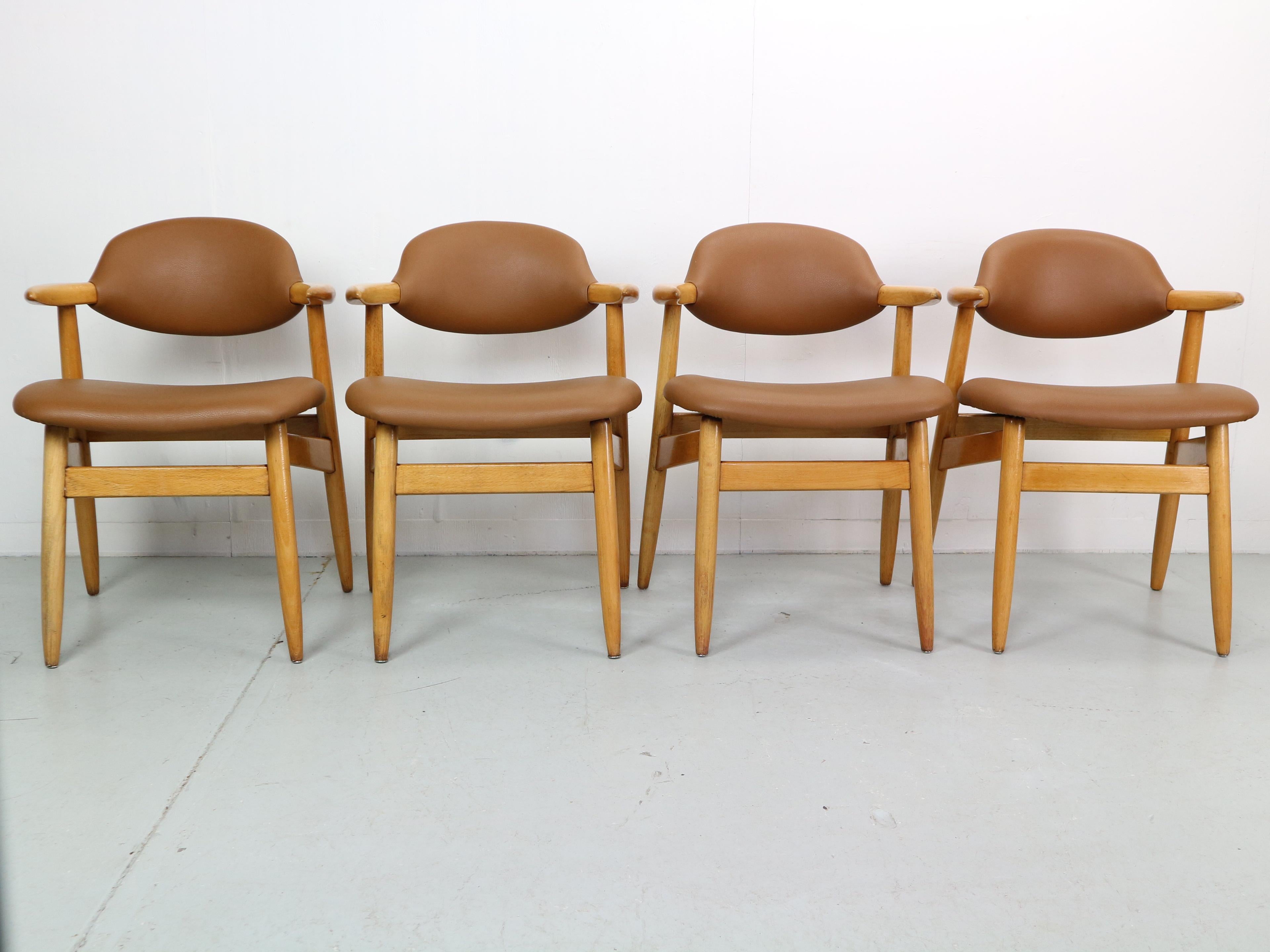Very nicely shaped cowhorn chair from the Propos series, designed by Tijsseling for Hulmefa, The Netherlands, 1960. The chair is made of solid oak wood and has light brown newl faux leather upholstery. Were the model name comes from is pretty clear,