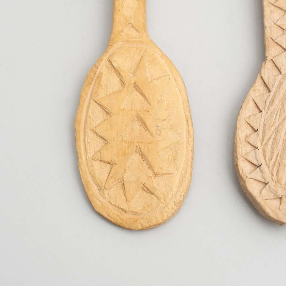 Ensemble de 4 fourchettes et cuillères traditionnelles en bois sculpté de style primitif pastoral en vente 5