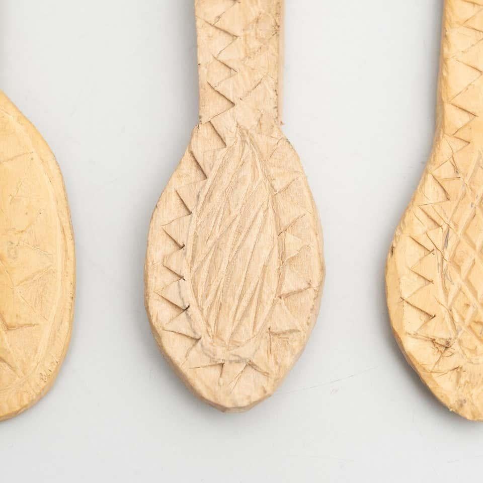 Ensemble de 4 fourchettes et cuillères traditionnelles en bois sculpté de style primitif pastoral en vente 6
