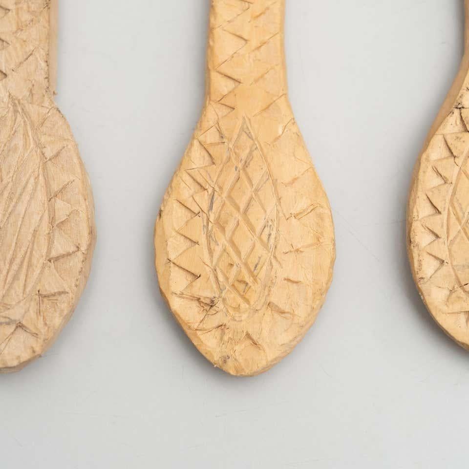 Ensemble de 4 fourchettes et cuillères traditionnelles en bois sculpté de style primitif pastoral en vente 7