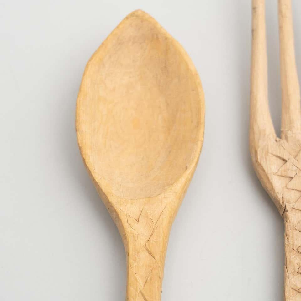 Ensemble de 4 fourchettes et cuillères traditionnelles en bois sculpté de style primitif pastoral en vente 9