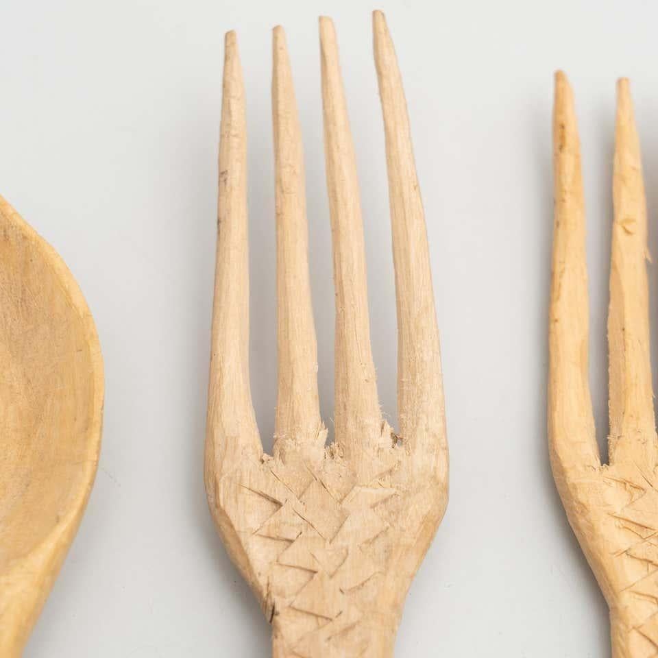 Ensemble de 4 fourchettes et cuillères traditionnelles en bois sculpté de style primitif pastoral en vente 10