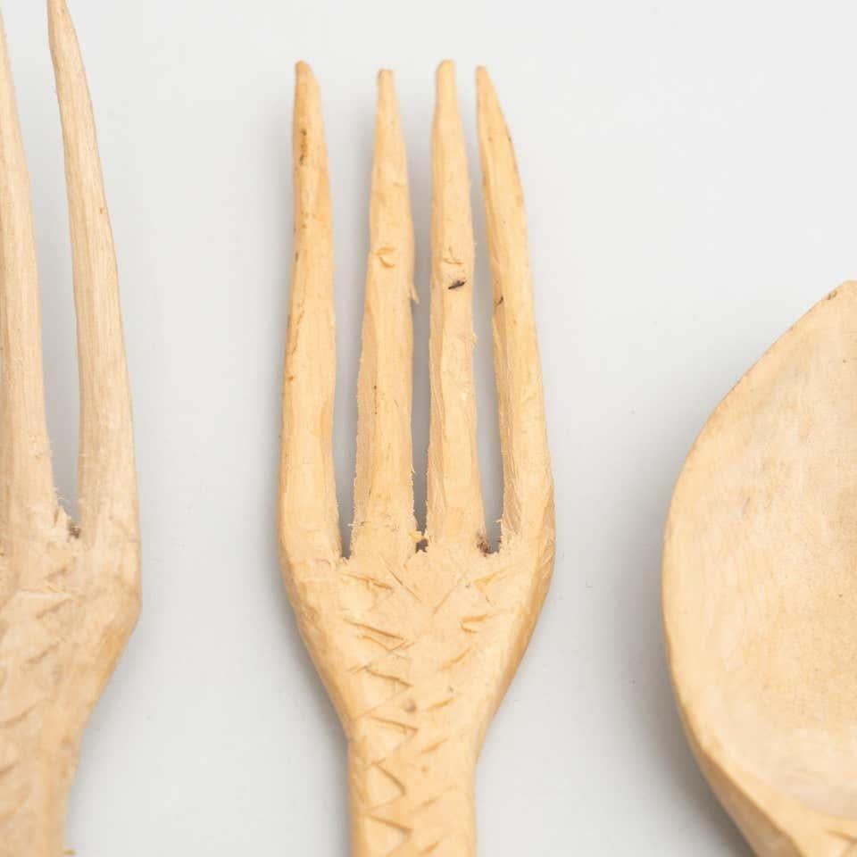Ensemble de 4 fourchettes et cuillères traditionnelles en bois sculpté de style primitif pastoral en vente 11