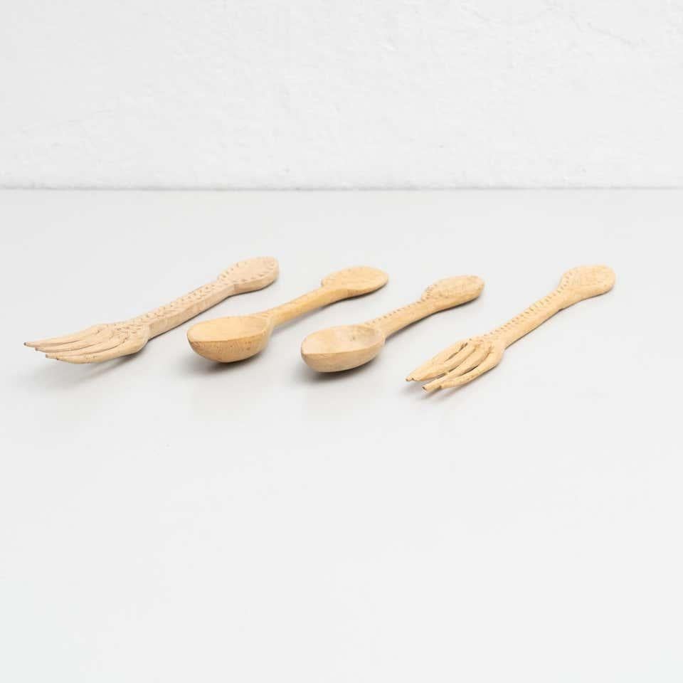 Set traditionnel pastoral primitif de fourchettes et cuillères en bois sculpté.    Fabriqué à la main en Espagne, vers 1900.    En état d'origine, avec une usure mineure conforme à l'âge et à l'utilisation, préservant une belle patine.    Matériaux