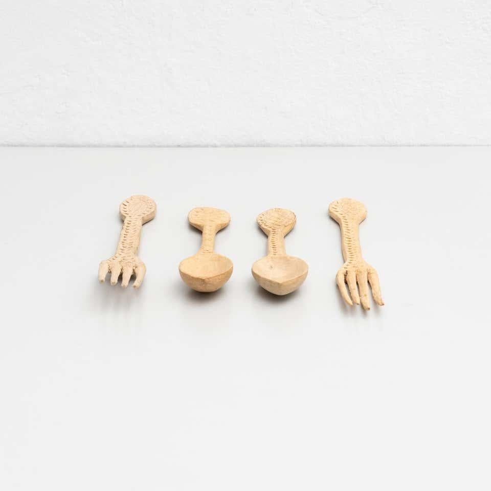 Espagnol Ensemble de 4 fourchettes et cuillères traditionnelles en bois sculpté de style primitif pastoral en vente