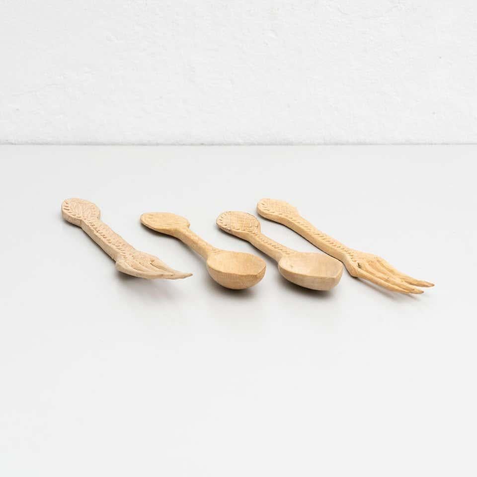 Ensemble de 4 fourchettes et cuillères traditionnelles en bois sculpté de style primitif pastoral Bon état - En vente à Barcelona, ES