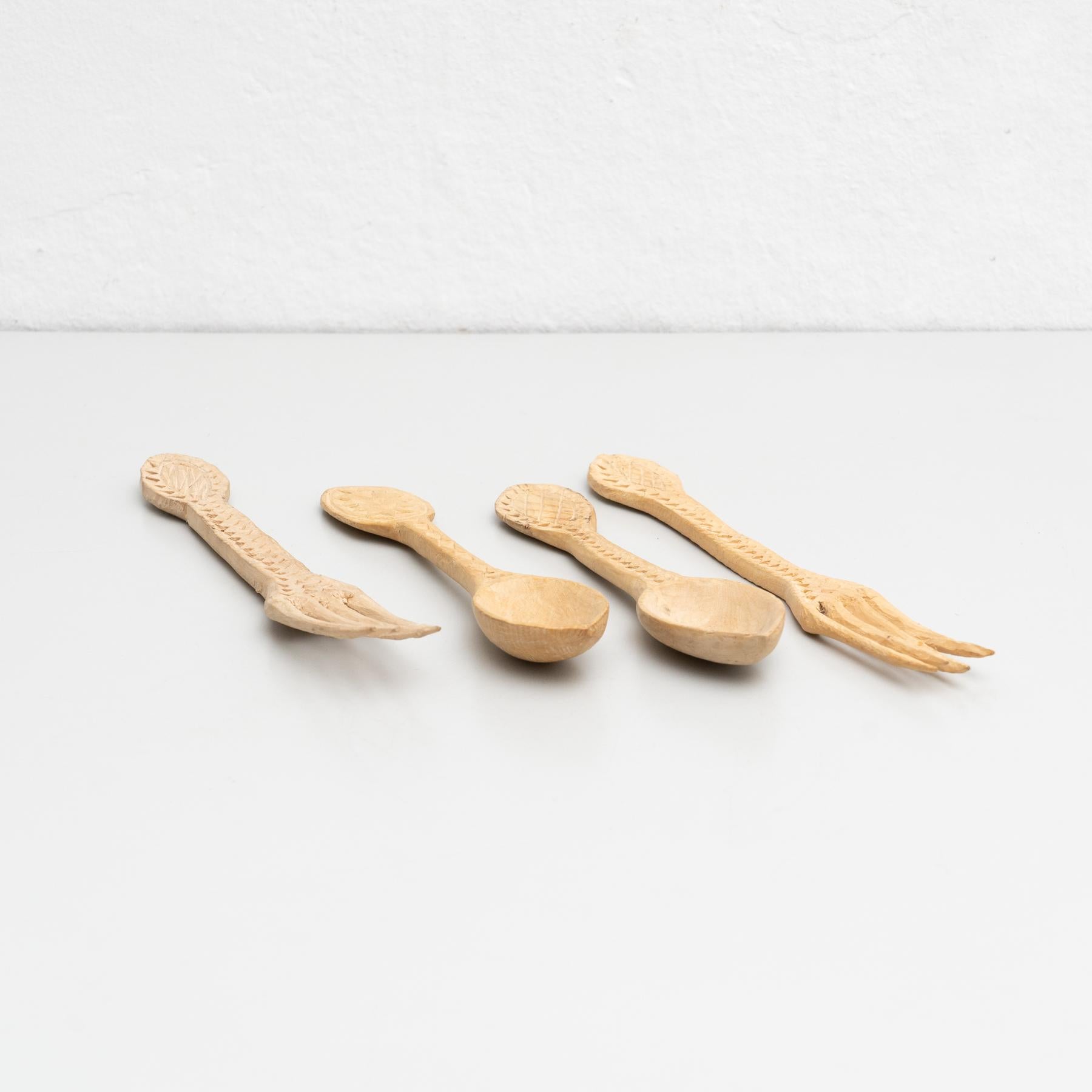Set of 4 Traditional Wooden Pastoral Primitive Carved Fork and Spoon In Good Condition In Barcelona, Barcelona