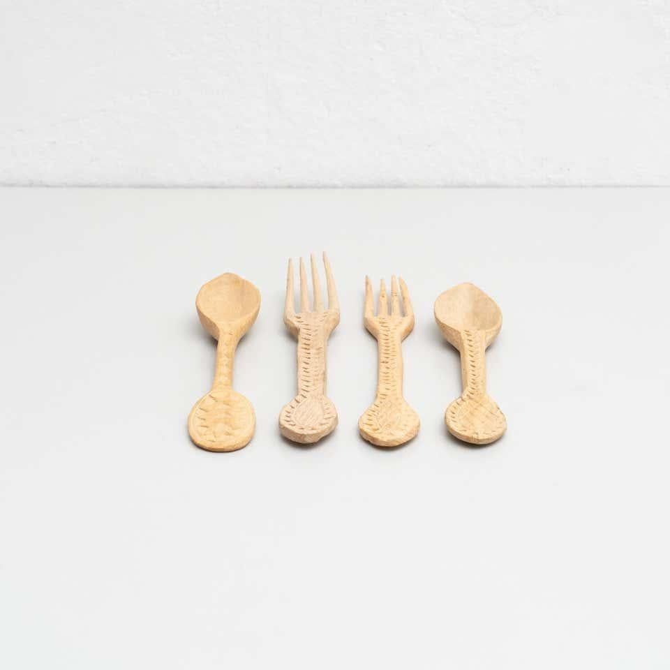 Bois Ensemble de 4 fourchettes et cuillères traditionnelles en bois sculpté de style primitif pastoral en vente