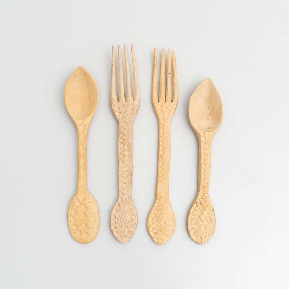 Ensemble de 4 fourchettes et cuillères traditionnelles en bois sculpté de style primitif pastoral en vente 1