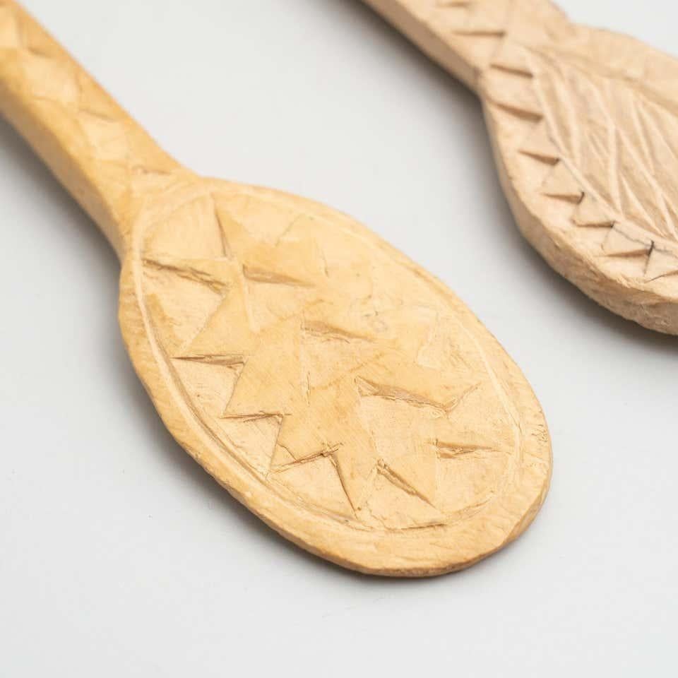 Ensemble de 4 fourchettes et cuillères traditionnelles en bois sculpté de style primitif pastoral en vente 2