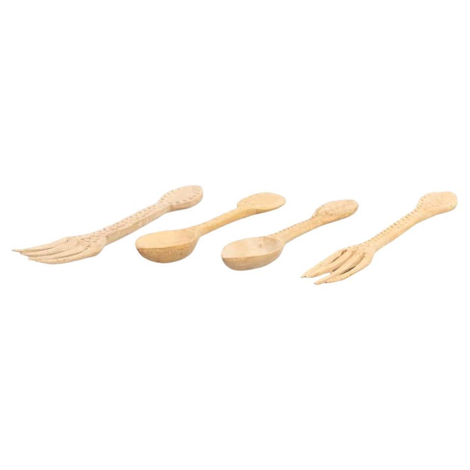 Set von 4 traditionellen, primitiven, geschnitzten Holzgabeln und Löffeln, Pastoral Primitive