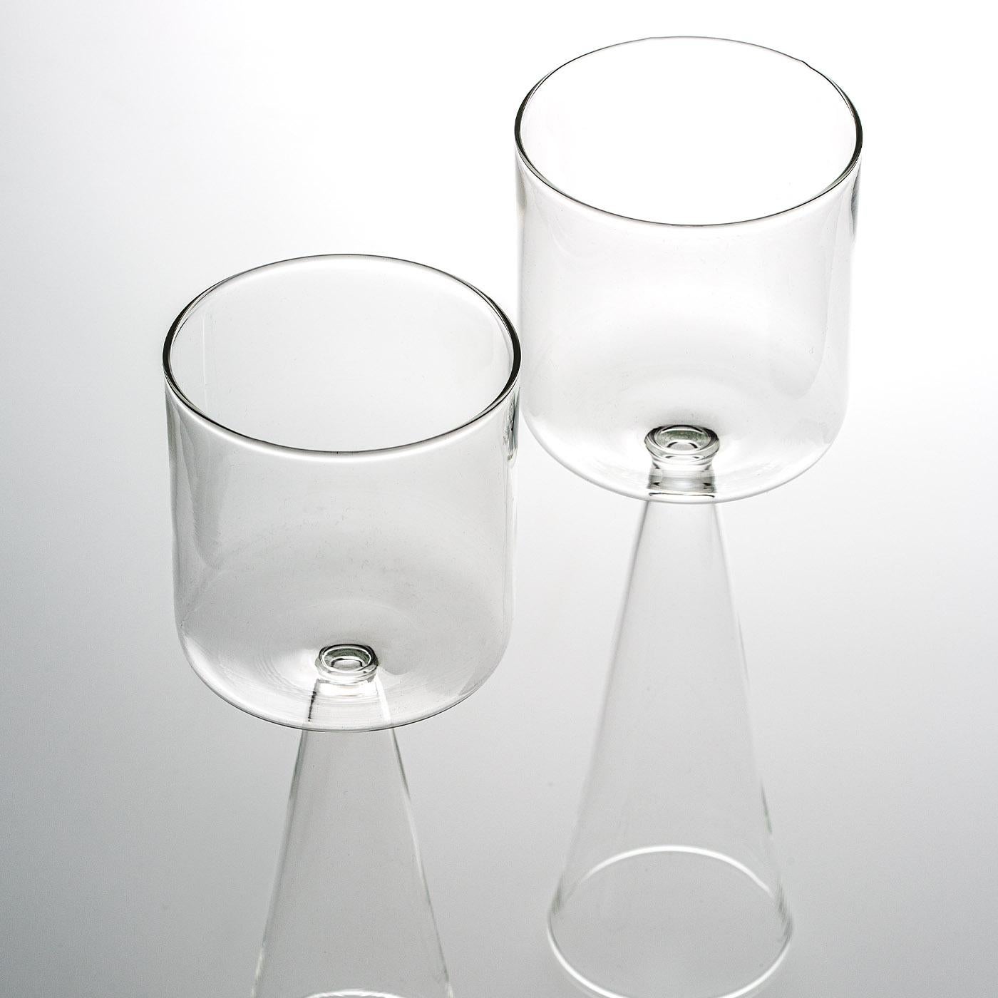 Handmade mouth blown glasses with an original and iconic shape. Dolce Vita is available in three different models and three different sizes, giving a design touch to each table, both modern and classic. Please, contact the Concierge for further