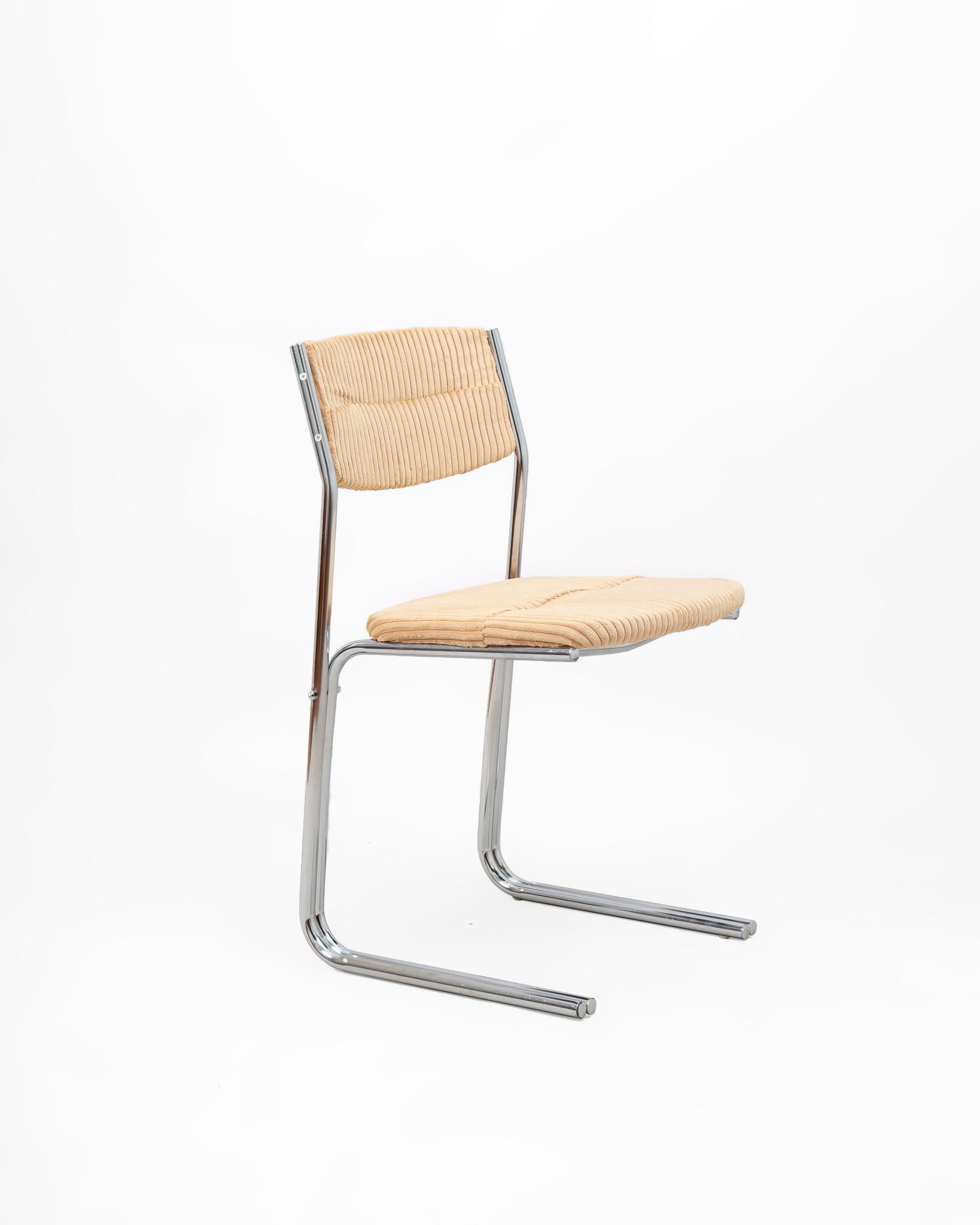 Conjunto de cuatro sillas italianas en acero tubular tapizadas en pana gruesa color beige. Ligeras visualmente a la par que resistentes por la propia naturaleza del material y por su propia construcción. Diseño vintage, de marcado estilo